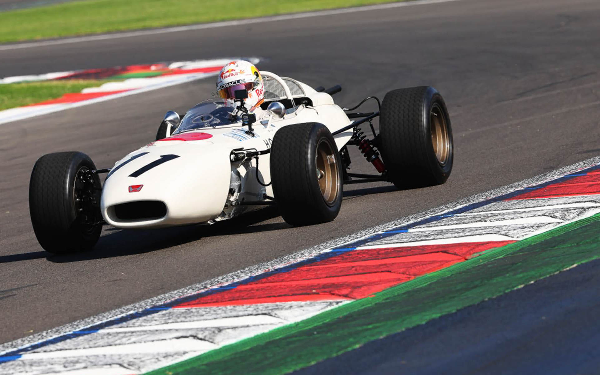 角田裕毅選手がF1メキシコGPの決勝前に「RA272」をデモ走行