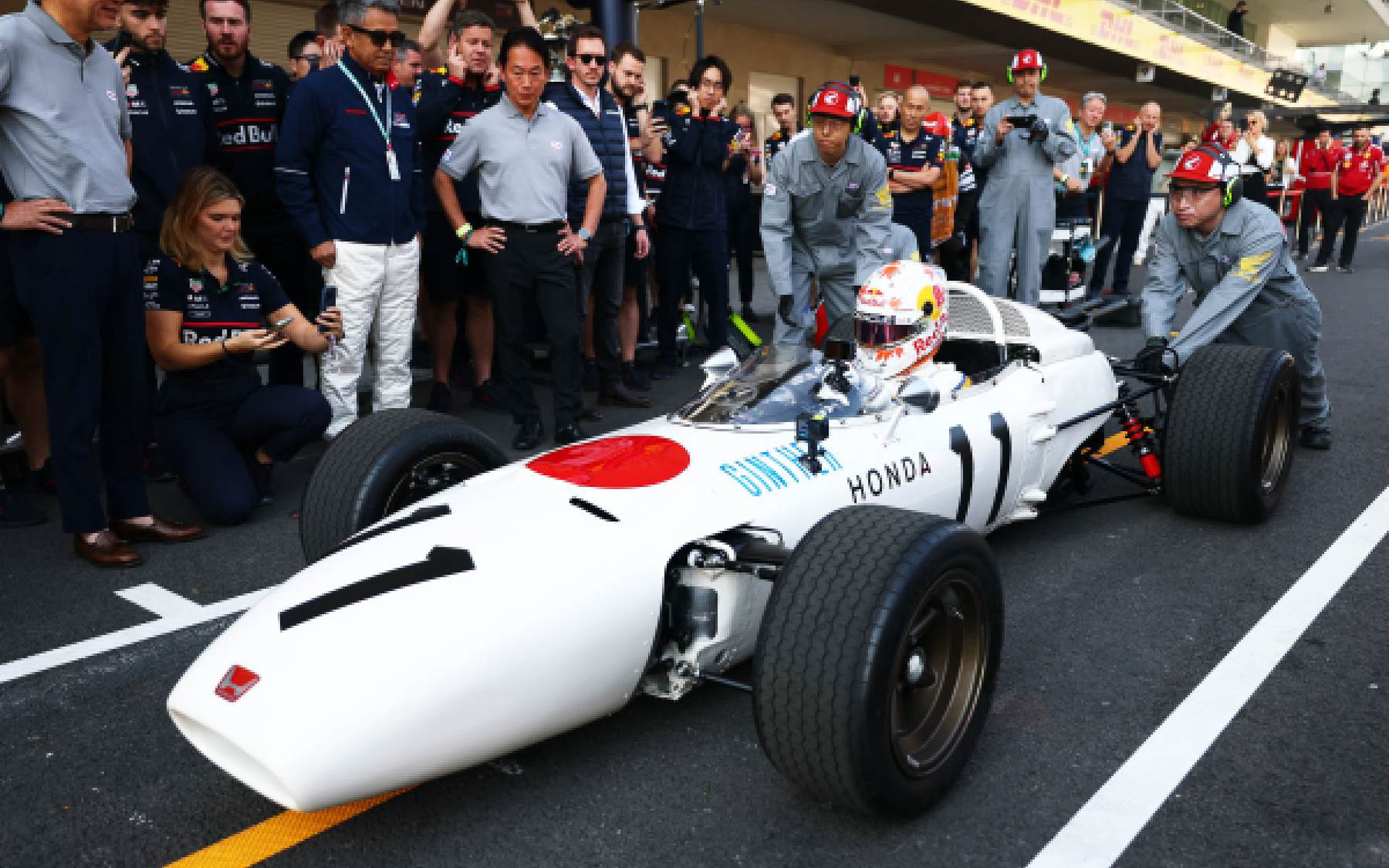 角田選手がホンダの初優勝マシン RA272をドライブ