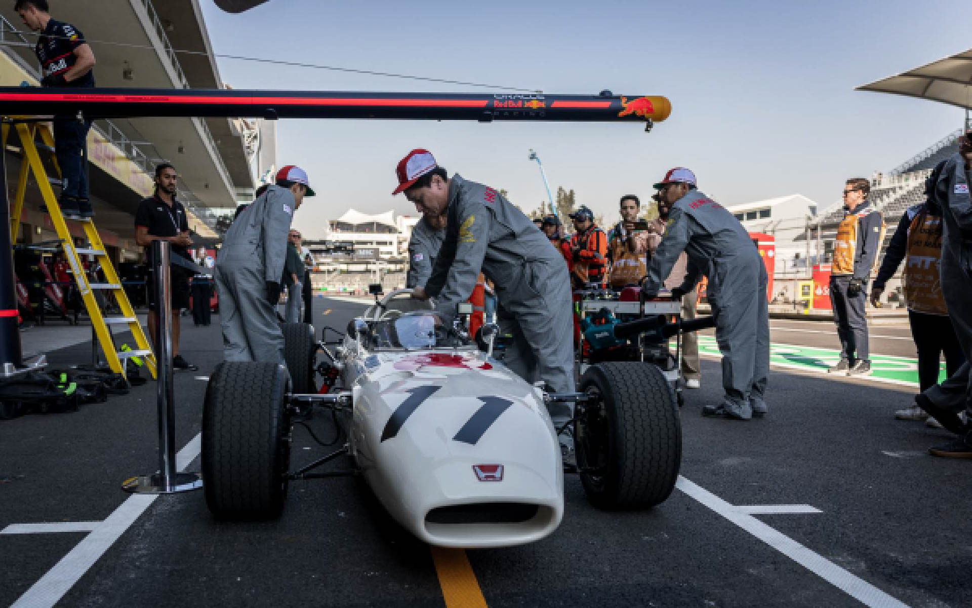 角田選手がホンダの初優勝マシン RA272をドライブ