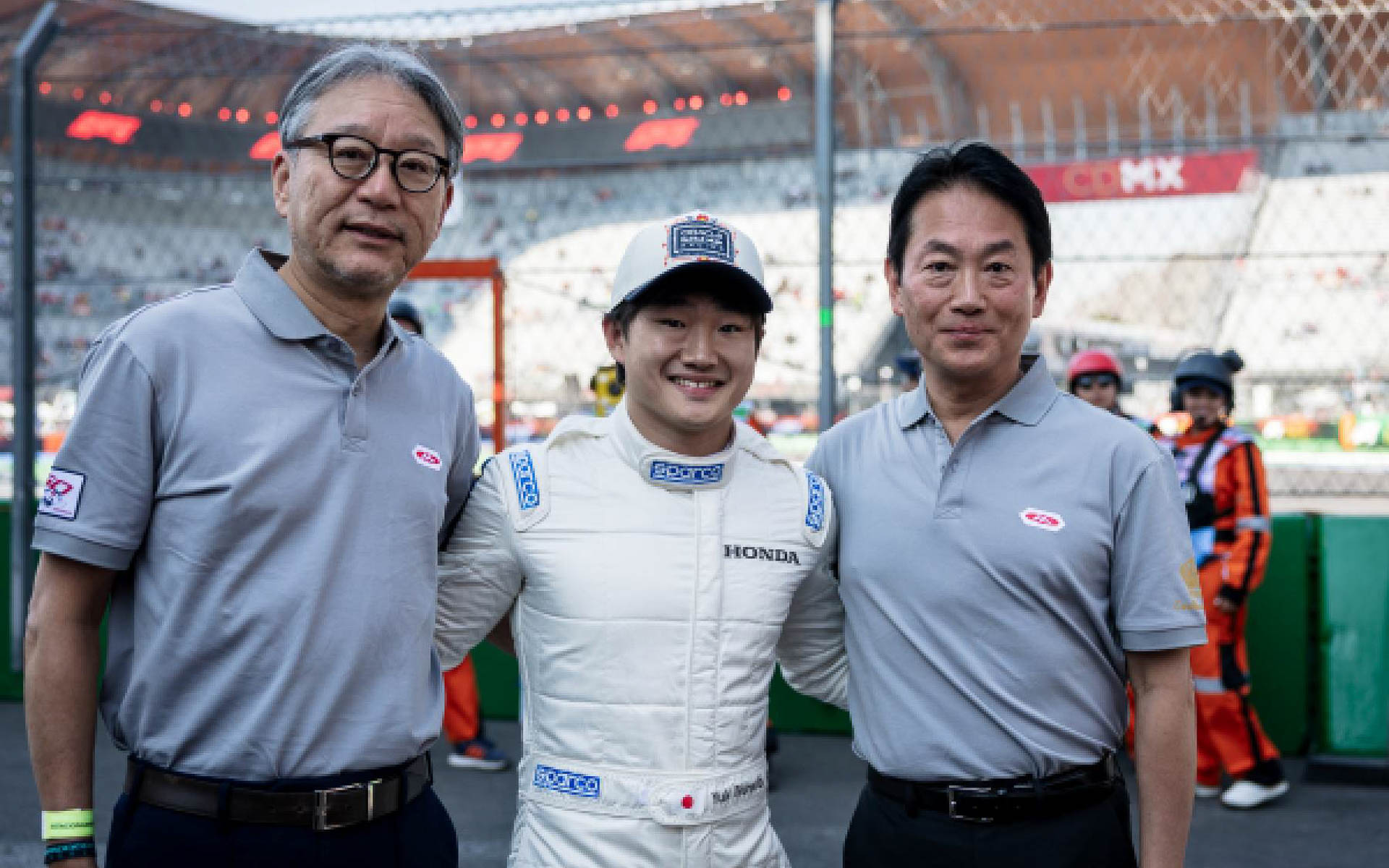 左から本田技研工業株式会社 取締役 代表執行役社長 三部敏宏氏、角田裕毅選手、株式会社ホンダ・レーシング 代表取締役社長 渡辺康治氏