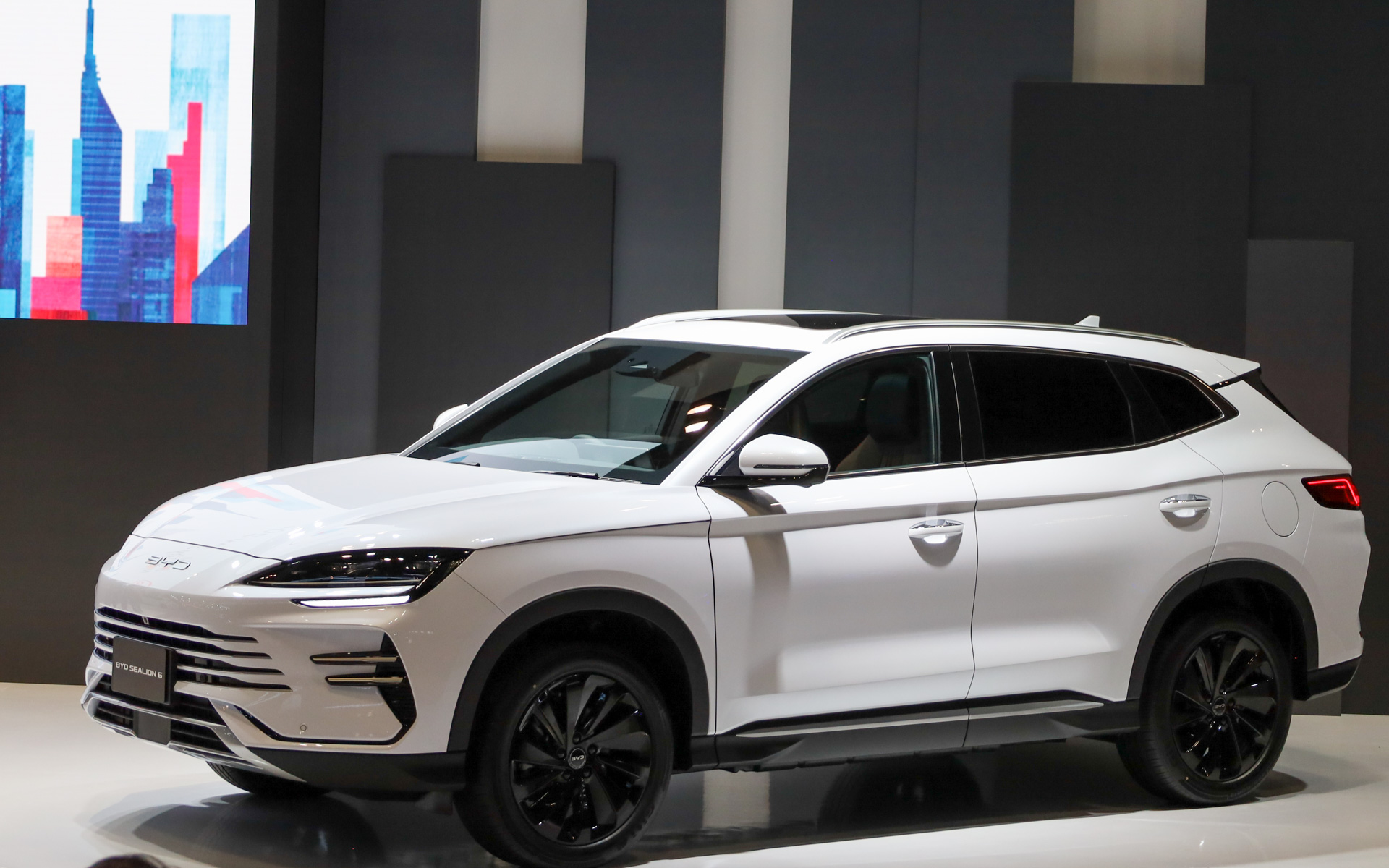 2025年12月1日に正式発表するPHEV（プラグインハイブリッド）の「SEALION 6」