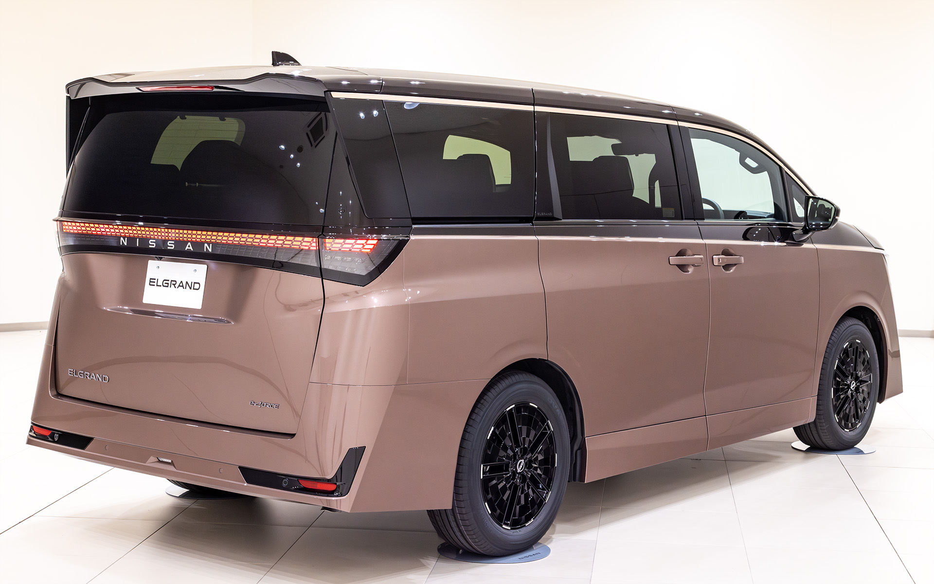 撮影車両は名称は明らかにされていないが最上級グレード。ボディカラーはFUJI DAWN -フジドーン-/至極 -シゴク- プレミアム2トーン