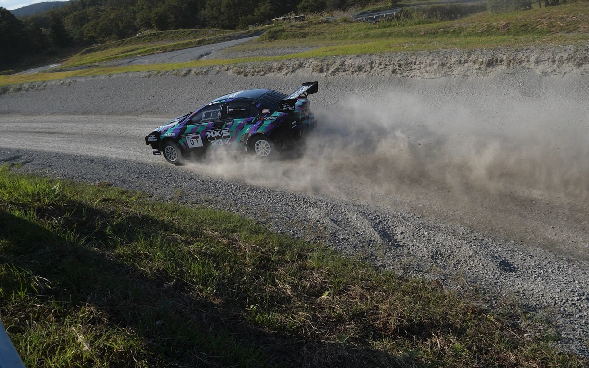 HKSランサーエボリューション（ドライバー：田口勝彦選手）の全日本ダートトライアル選手権での走行シーン