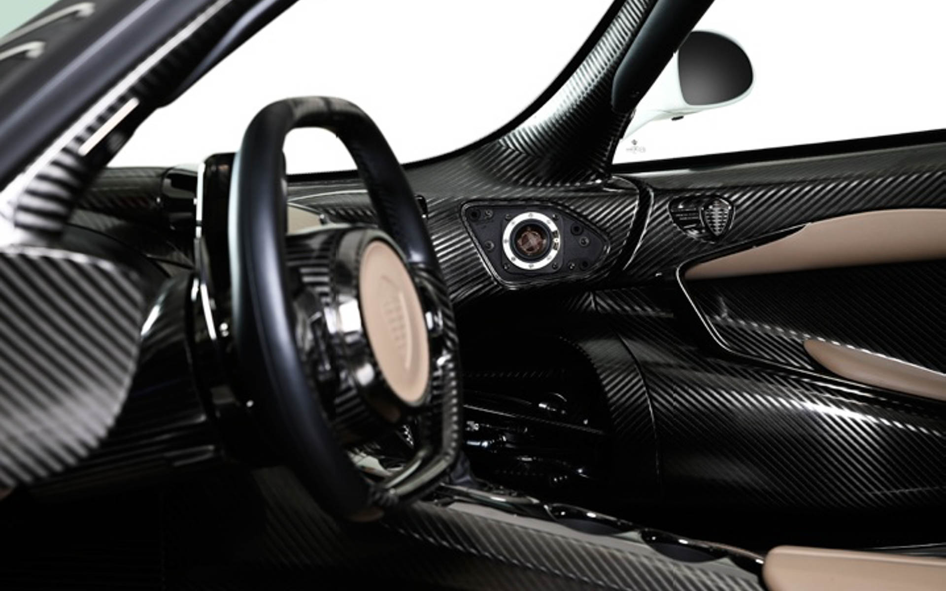 「Confidence GOLD」を装着した「ケーニグセグ ジェスコ」