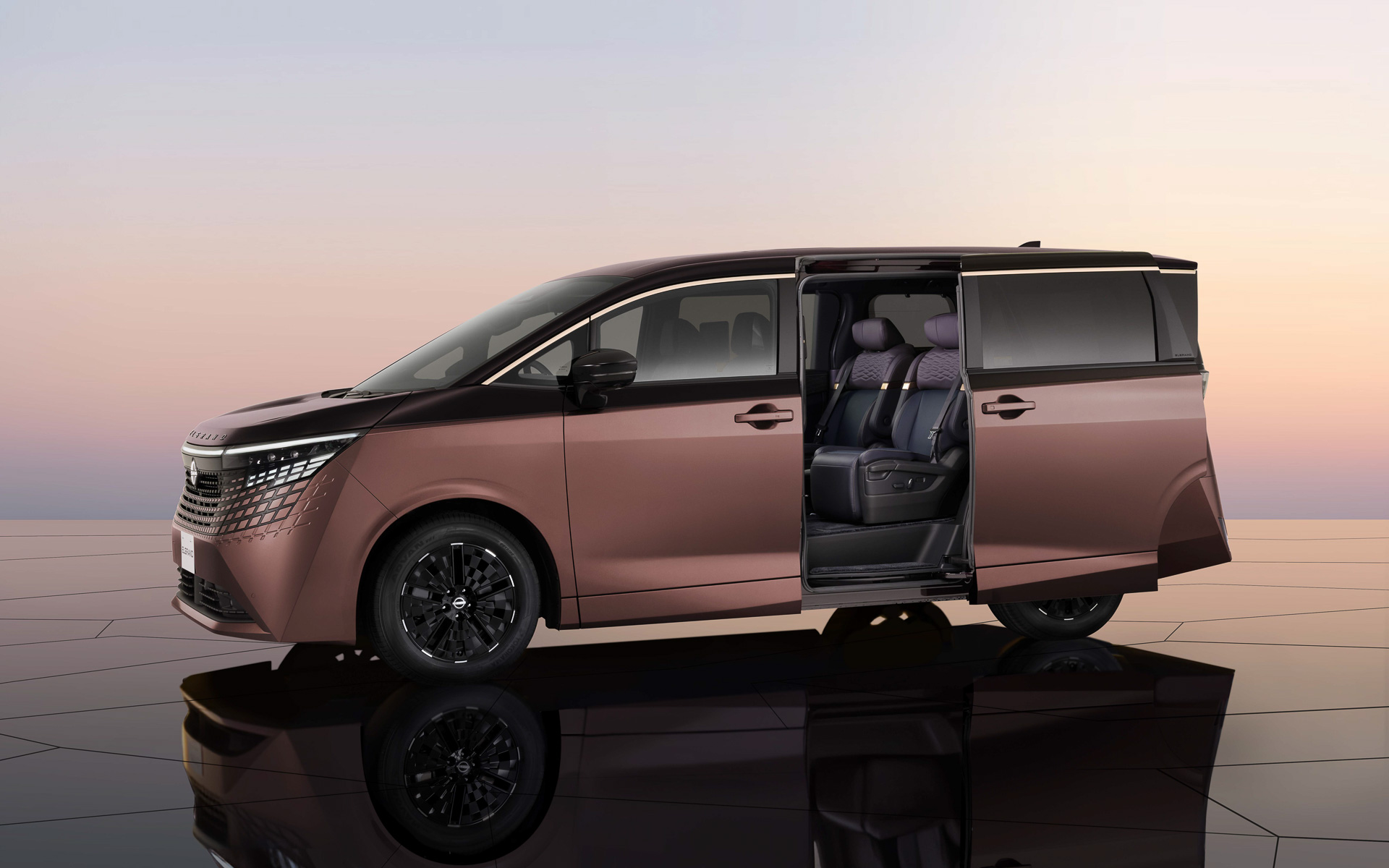 新型エルグランドのボディサイズは4995×1895×1975mm（全長×全幅×全高。数値は日産測定値）。現行モデルから30mm長く、45mm広くなるとともに、全高が160mm高くなったのがトピック