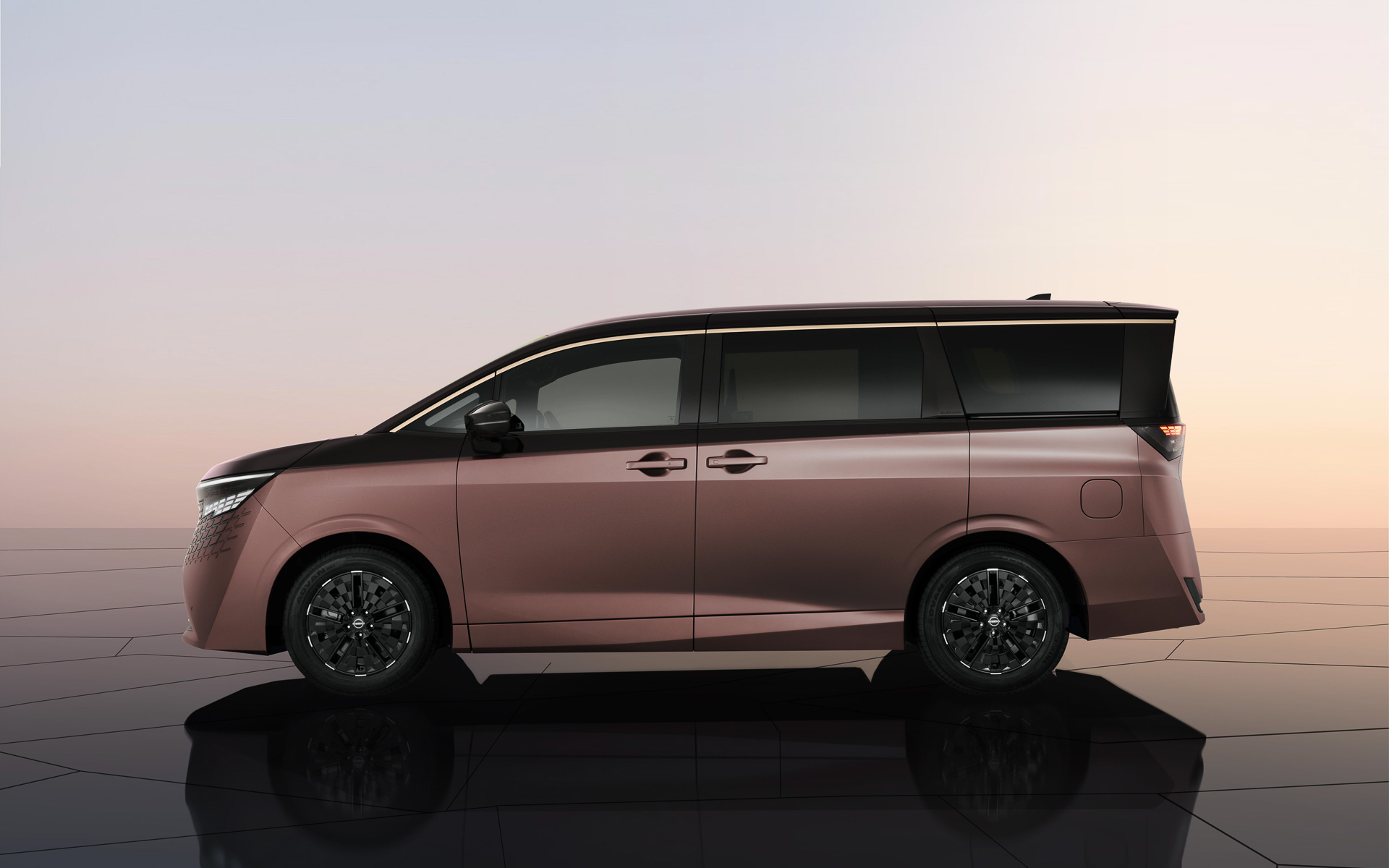 新型エルグランドのボディサイズは4995×1895×1975mm（全長×全幅×全高。数値は日産測定値）。現行モデルから30mm長く、45mm広くなるとともに、全高が160mm高くなったのがトピック