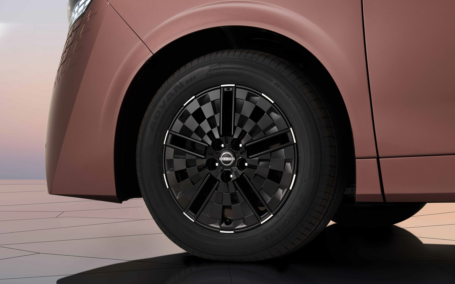 軽量化を追求したというホイールでは、フィニッシャーによりアルミホイールだけでは表現できない緻密さと車両全体の統一感あるデザインを実現。画像では横浜ゴム「ADVAN V61」を履いているのが分かる