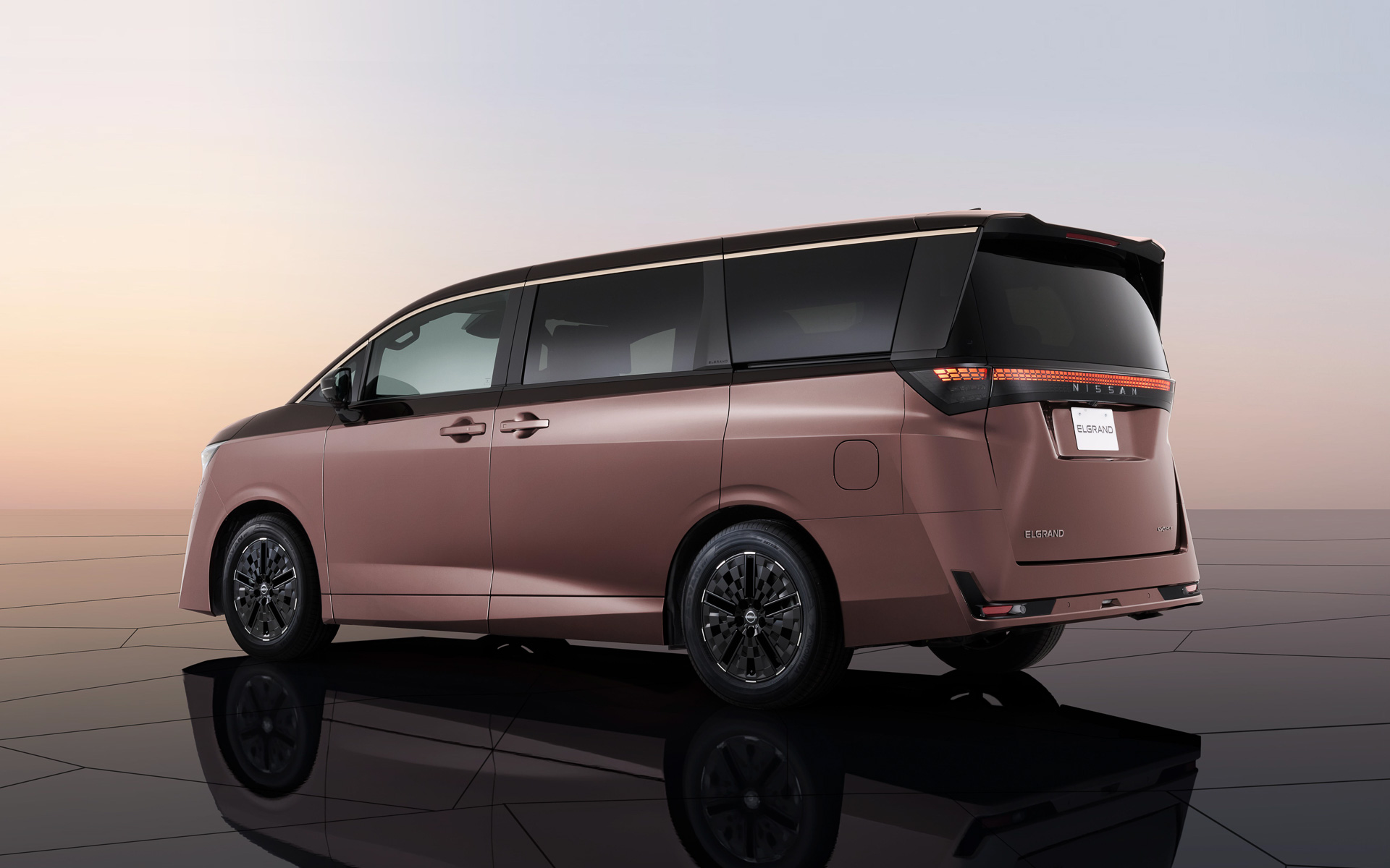 新型エルグランドのボディサイズは4995×1895×1975mm（全長×全幅×全高。数値は日産測定値）。現行モデルから30mm長く、45mm広くなるとともに、全高が160mm高くなったのがトピック