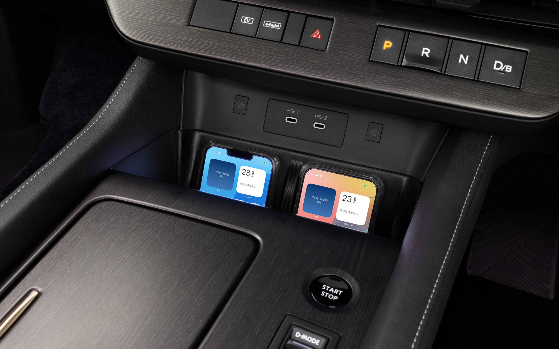 フロントではUSB Type-Cポートを2基、スマホを2台収めるスペースも用意される。シフトレバーを持たず、ボタン式となっている