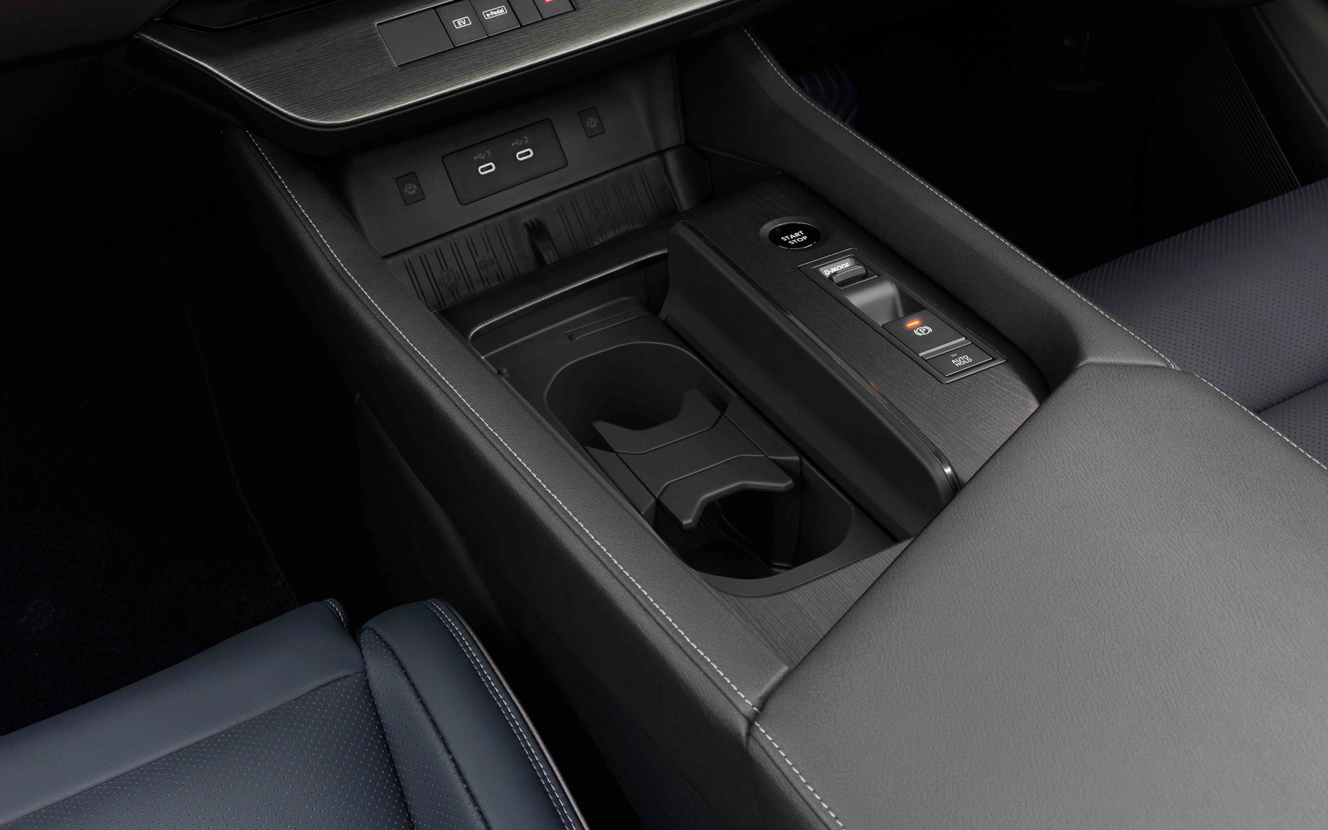 現行エルグランドでは前席間の移動を容易にしていたが、新型では幅広で高いコンソールを組み合わせてパーソナル性を高めている