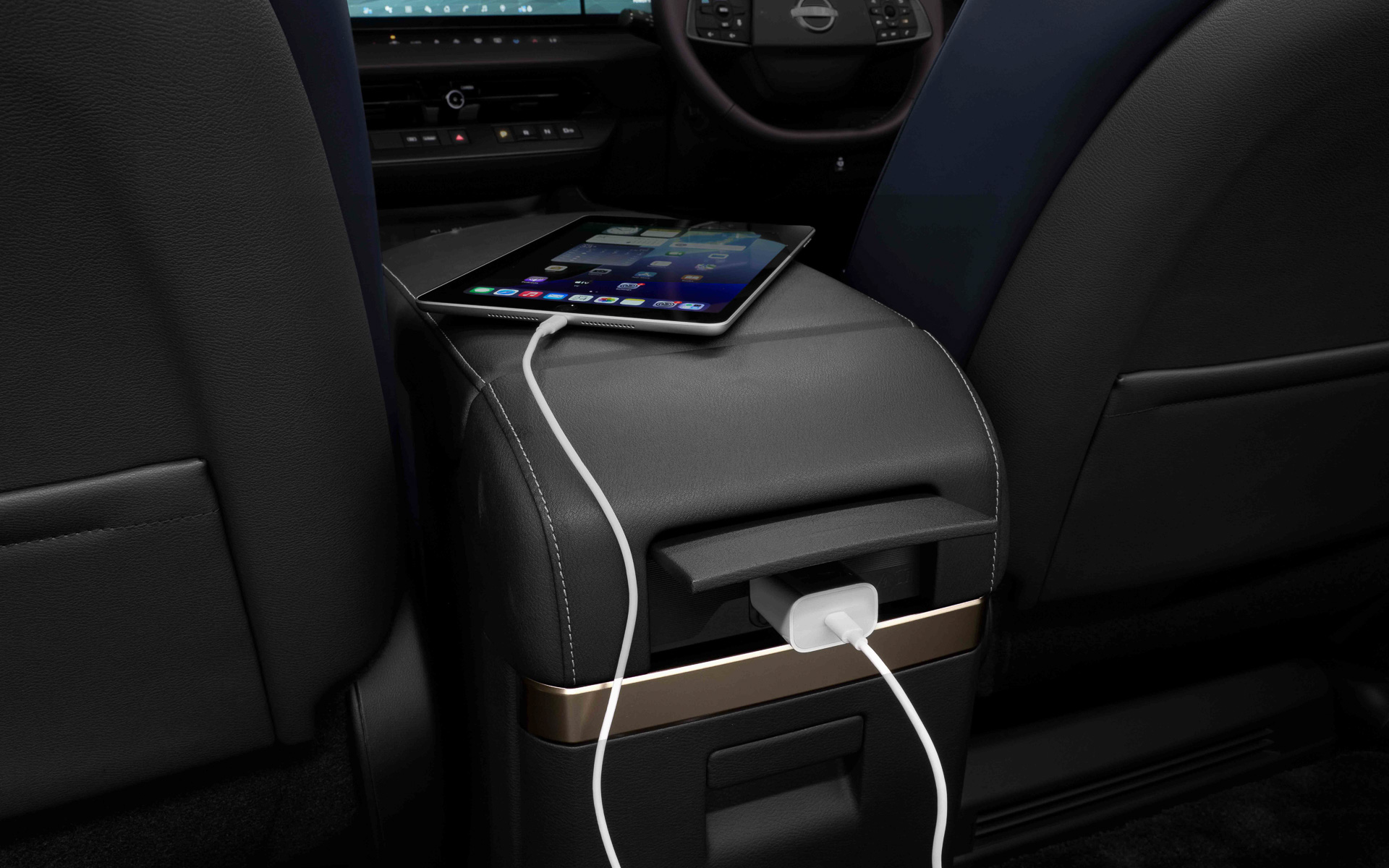 後席用にも充電ポートが用意されている