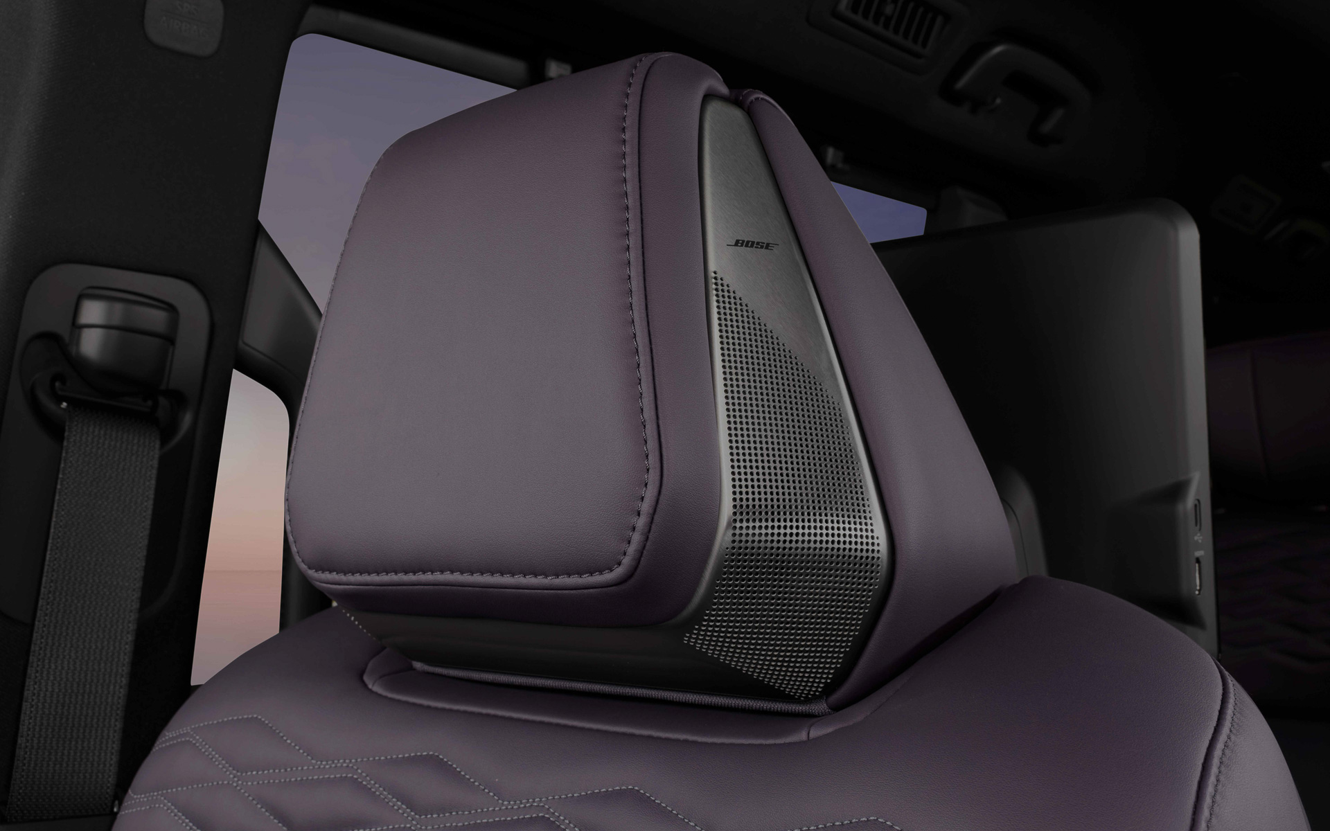 臨場感ある3Dサラウンド再生を楽しめるBOSE 22スピーカープレミアムサウンドシステムも採用