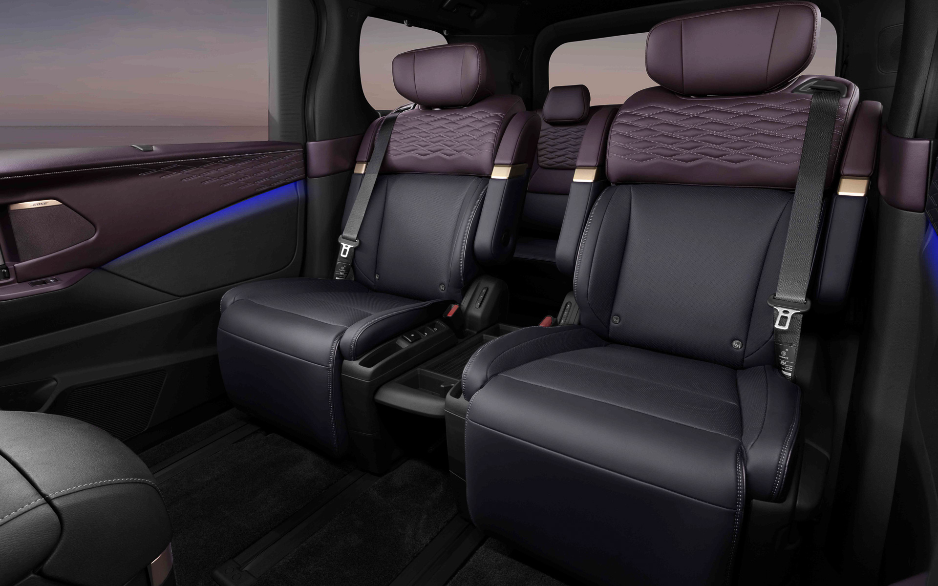 後席はもちろんオットマン付き。センター側に複数のボタンが備わることから電動タイプか