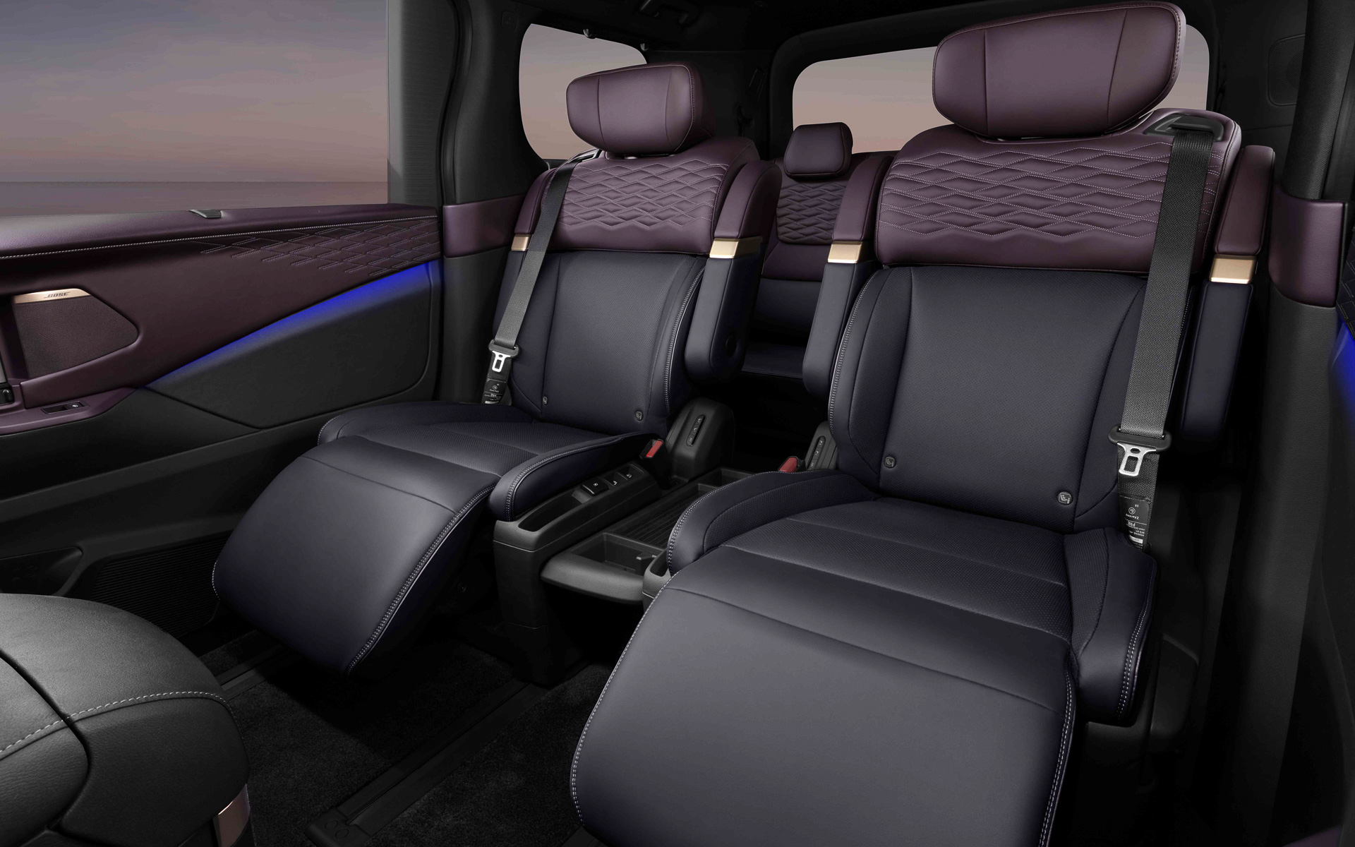 後席はもちろんオットマン付き。センター側に複数のボタンが備わることから電動タイプか