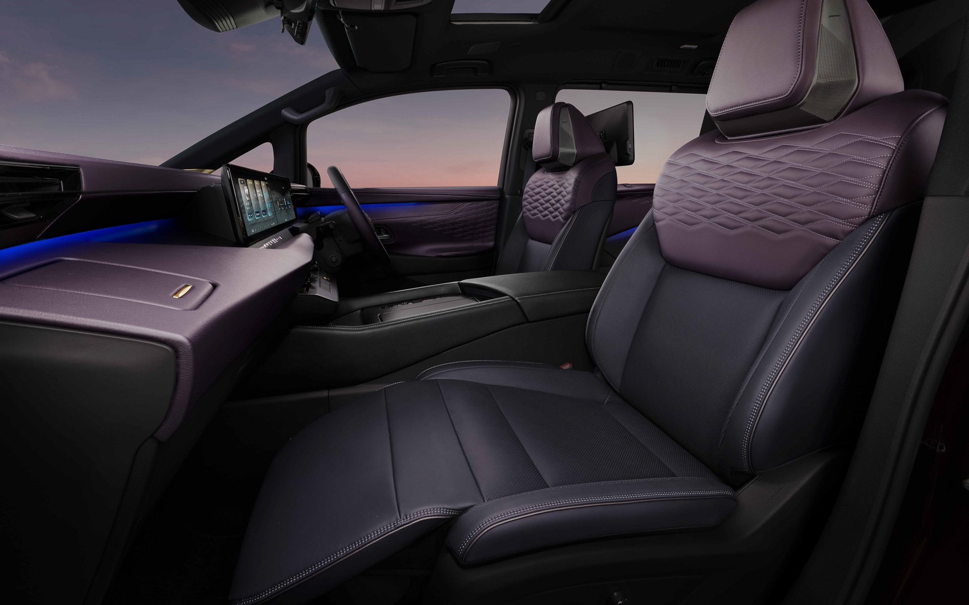 現行モデル同様、助手席にもオットマンが備わる