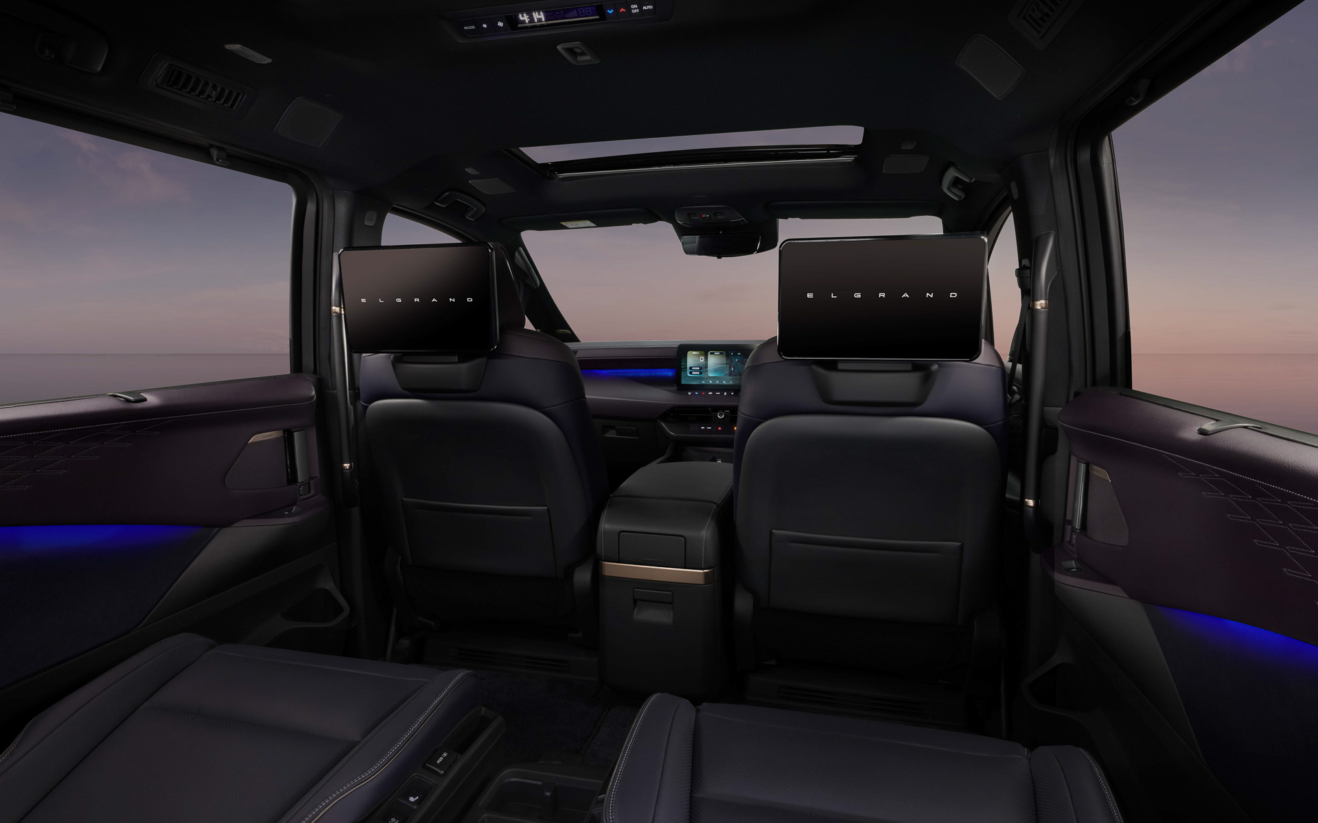 後席用モニターはフリップダウンではなく前席ヘッドレストにセットされた