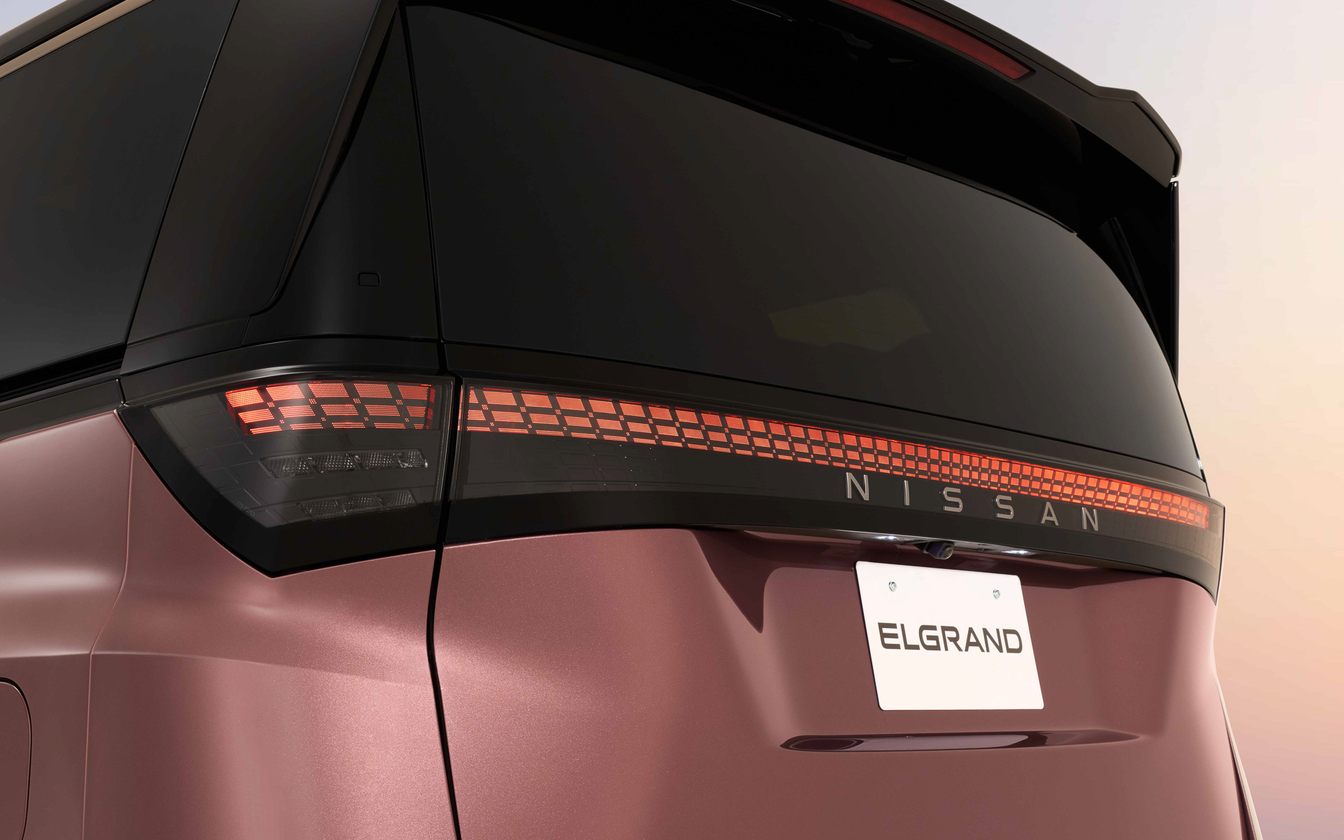 エクステリアではハイスピードでありながらスムーズで静かなリニアモーターカーの姿をイメージしつつ、威厳とダイナミックなプレゼンスを兼ねそろえ、”威風堂々”とした佇まいを表現