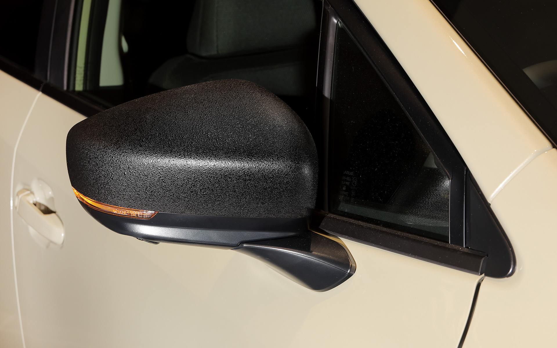 ドアミラーカバーやドアアンダーガーニッシュなどにキズが付きにくい凹凸のある特別な塗装を施した