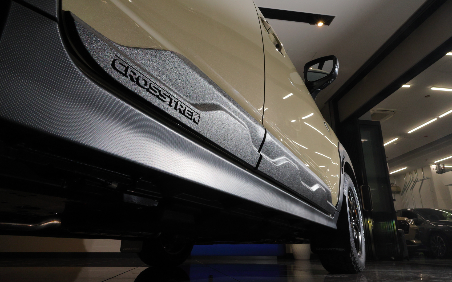 ドアミラーカバーやドアアンダーガーニッシュなどにキズが付きにくい凹凸のある特別な塗装を施した