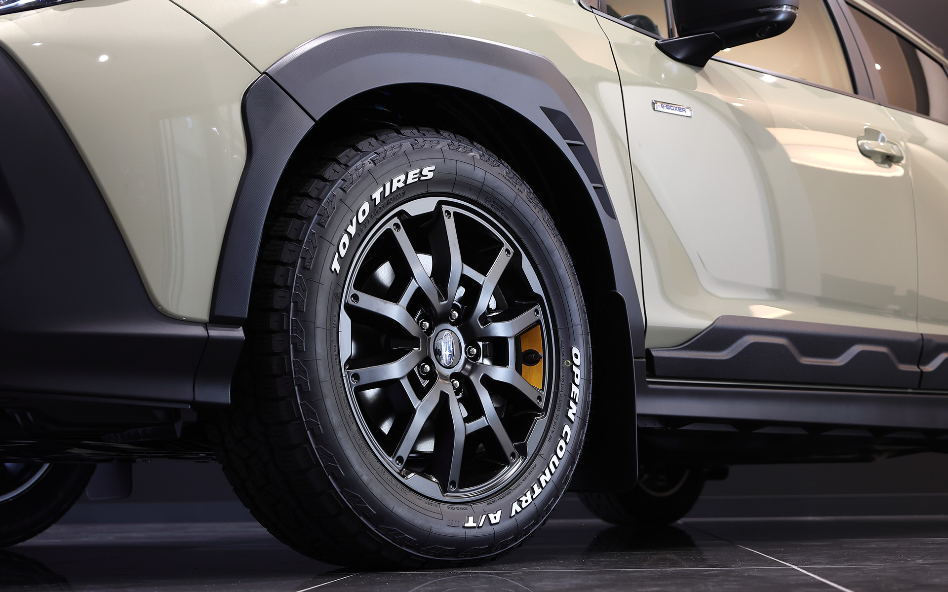 デザインは販売店オプションに設定されているマットブラックの17インチアルミホイールのままとなるが、「アナダイズドイエロー」のアクセントカラーが施され、225/60R17サイズのトーヨータイヤ「オープンカントリー A/T」を装着