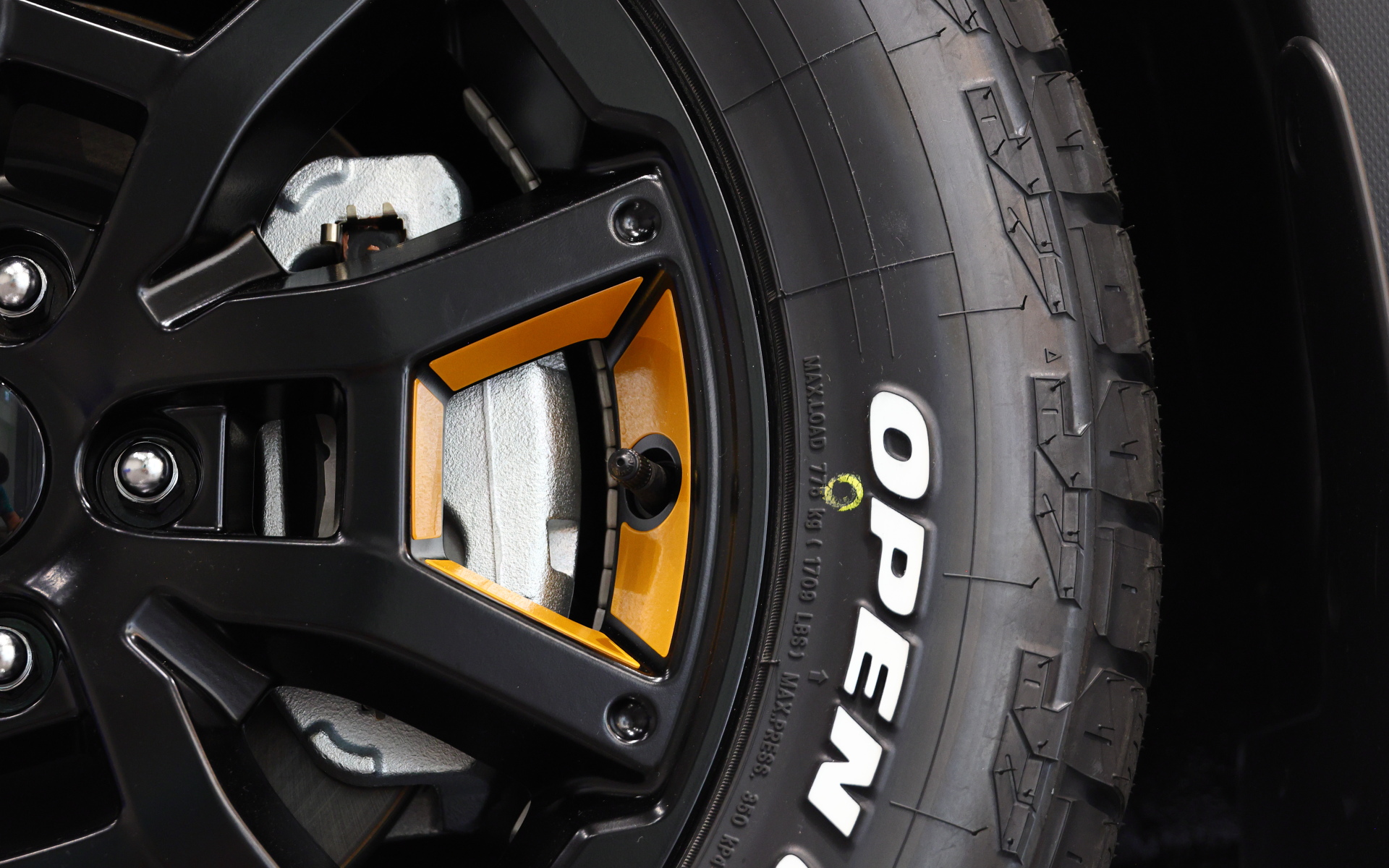 デザインは販売店オプションに設定されているマットブラックの17インチアルミホイールのままとなるが、「アナダイズドイエロー」のアクセントカラーが施され、225/60R17サイズのトーヨータイヤ「オープンカントリー A/T」を装着