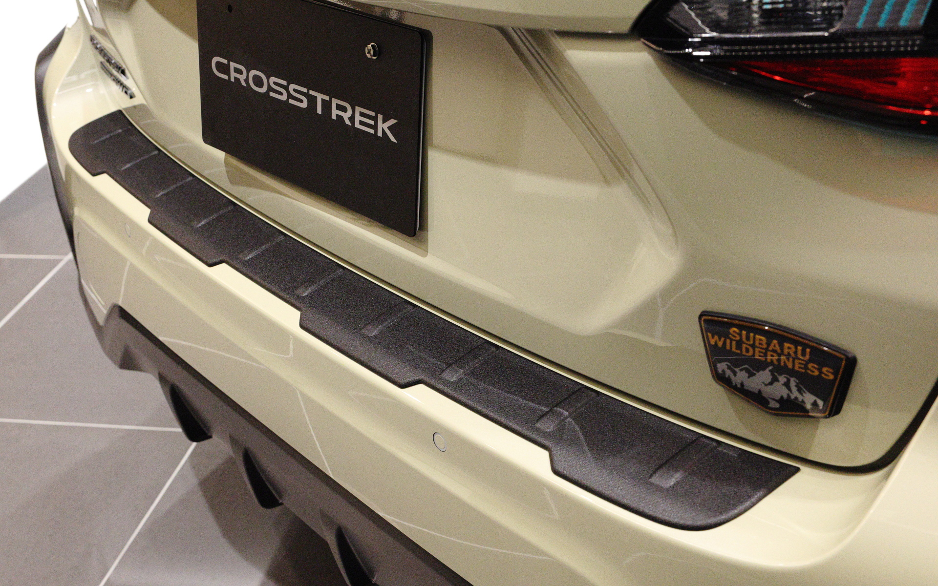 特殊塗装のカーゴステップパネルやウィルダネスエンブレムは特別仕様車専用装備