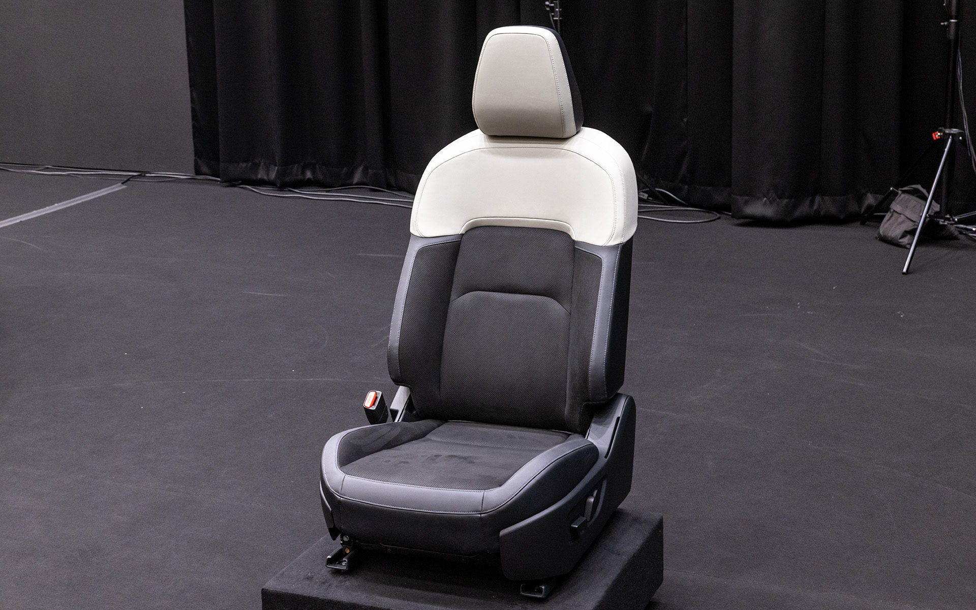 ショルダー部で分割されたコンビネーションカラーも用意される