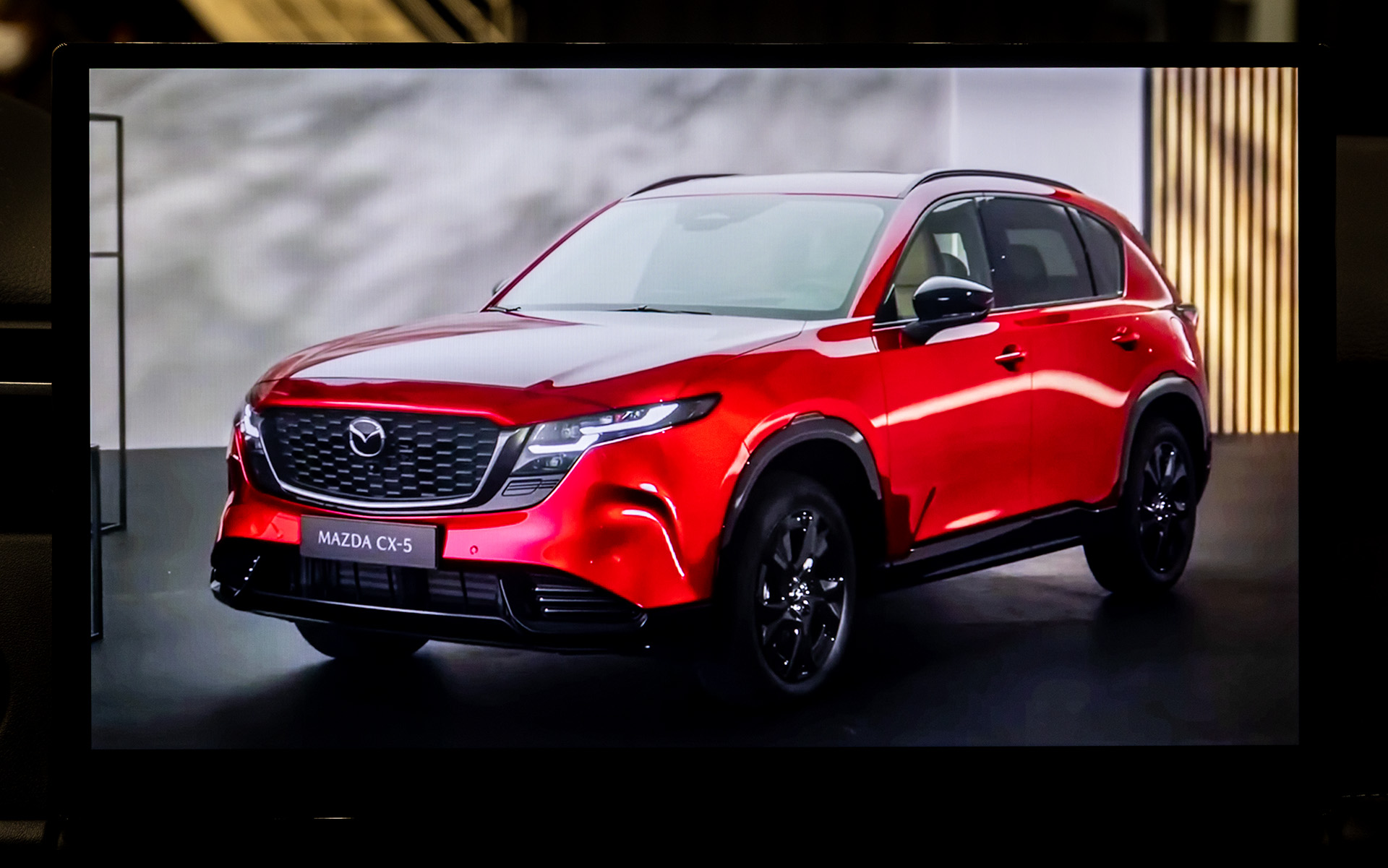 停車時にはYouTubeの視聴が可能。通信は「マツダコネクト」のほかスマホなどでのテザリングにも対応