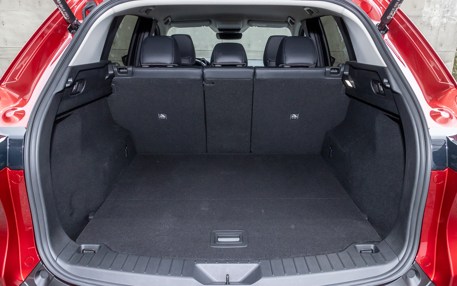 奥行き45mm、高さ30mm拡大されたラゲッジスペース。4：2：4の分割可倒式リアシートの採用により自由なアレンジが可能