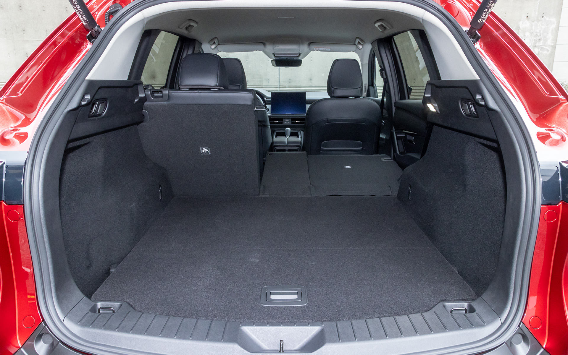 奥行き45mm、高さ30mm拡大されたラゲッジスペース。4：2：4の分割可倒式リアシートの採用により自由なアレンジが可能