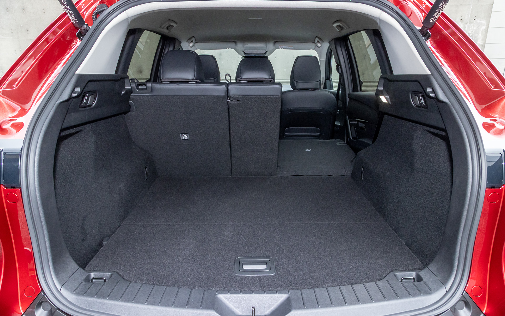 奥行き45mm、高さ30mm拡大されたラゲッジスペース。4：2：4の分割可倒式リアシートの採用により自由なアレンジが可能