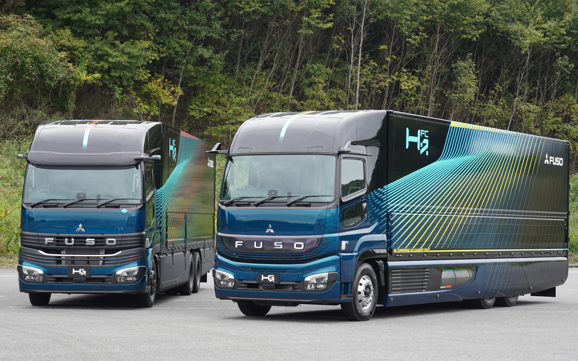 ジャパンモビリティショーに展示される水素をエネルギーとする大型トラック「H2IC」（左）と「H2FC」（右）