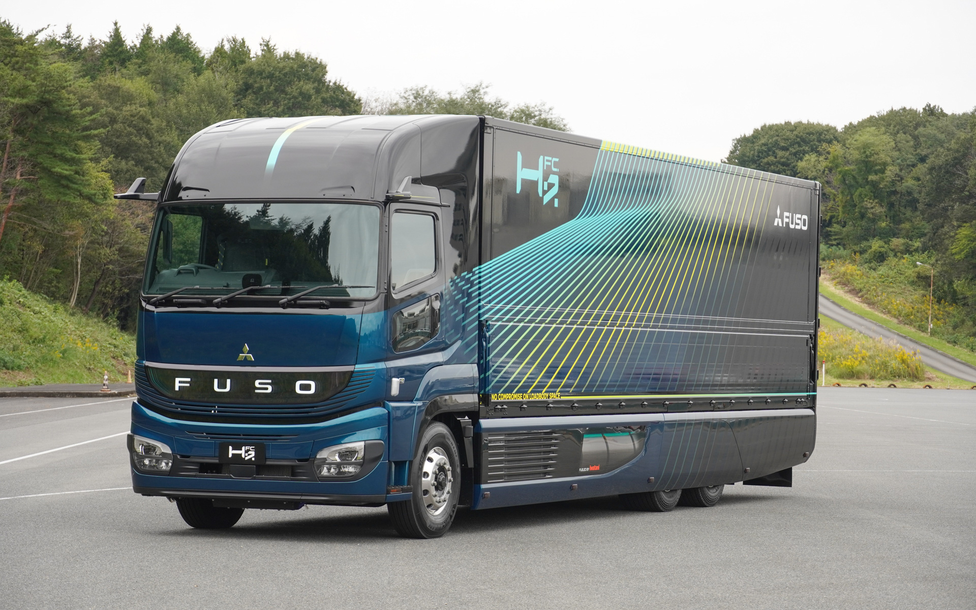 燃料電池車のH2FC。sLH2の充填が認可されていないため、水素で走行はできない