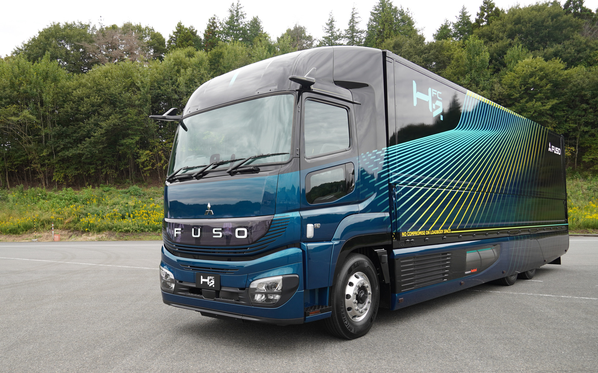 H2FCでは、ディーゼル車と同様にキャブの後ろから積載スペースがはじまっている