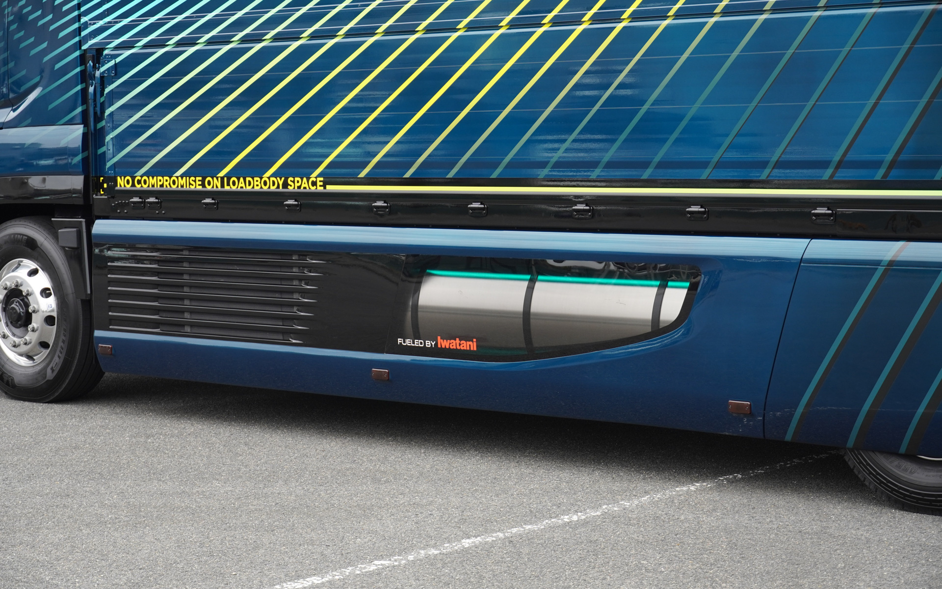 水素タンクは左右に搭載