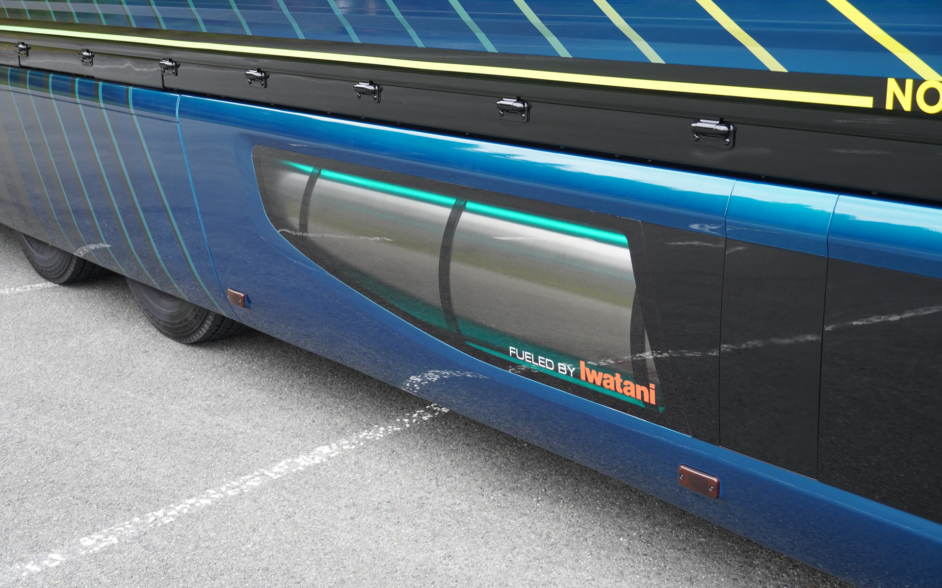 水素タンクは左右に搭載