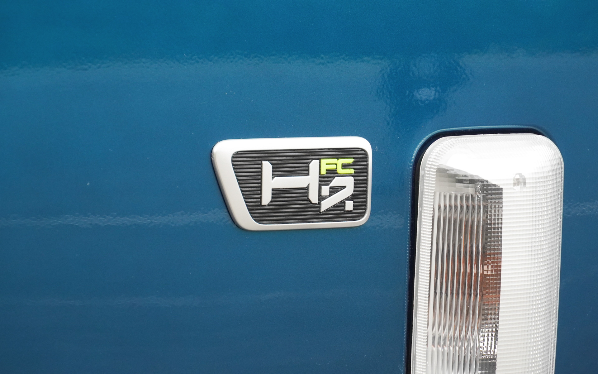 H2FCのエンブレム