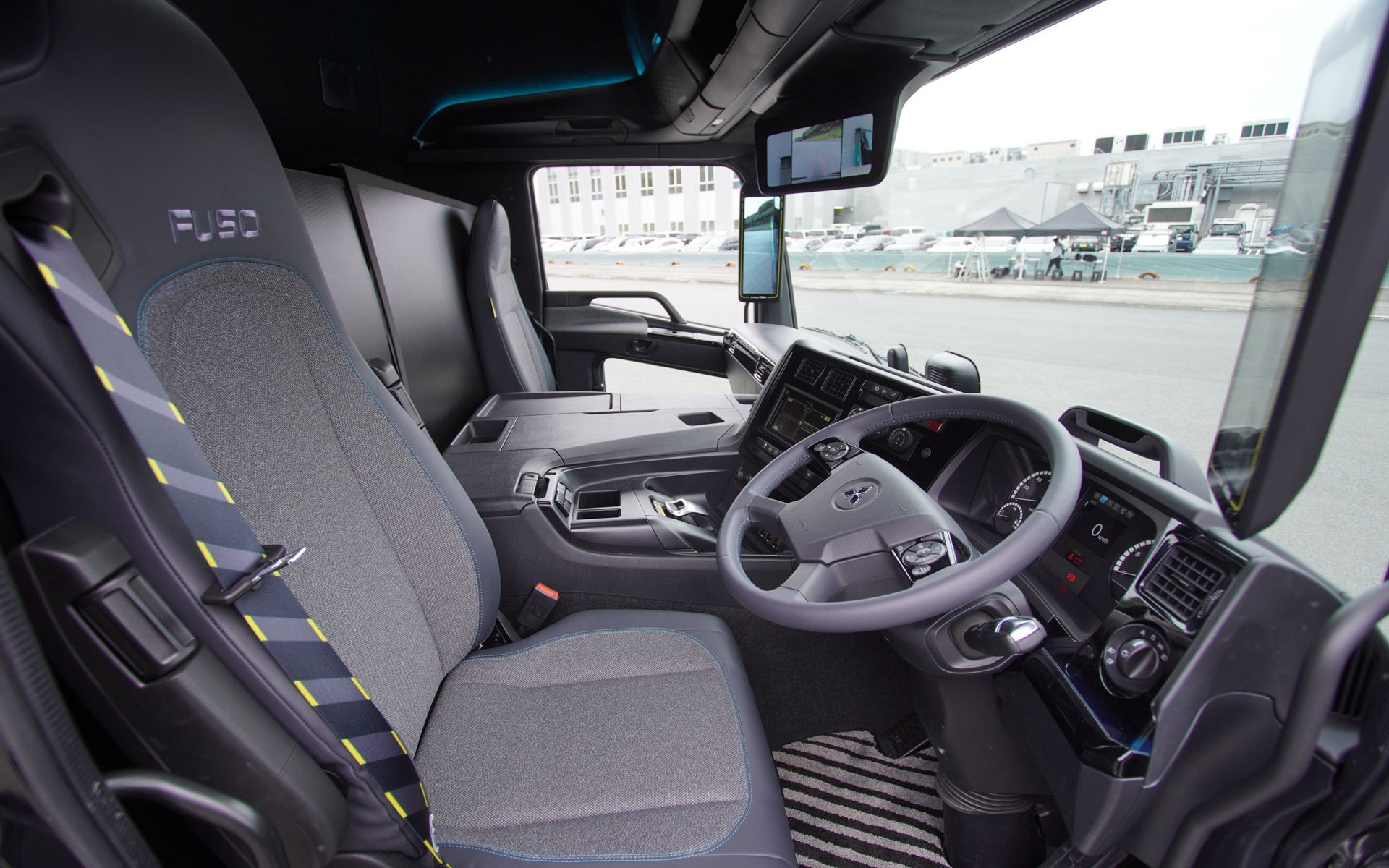 H2FCの運転席。シートのファブリックもリサイクル素材を採用