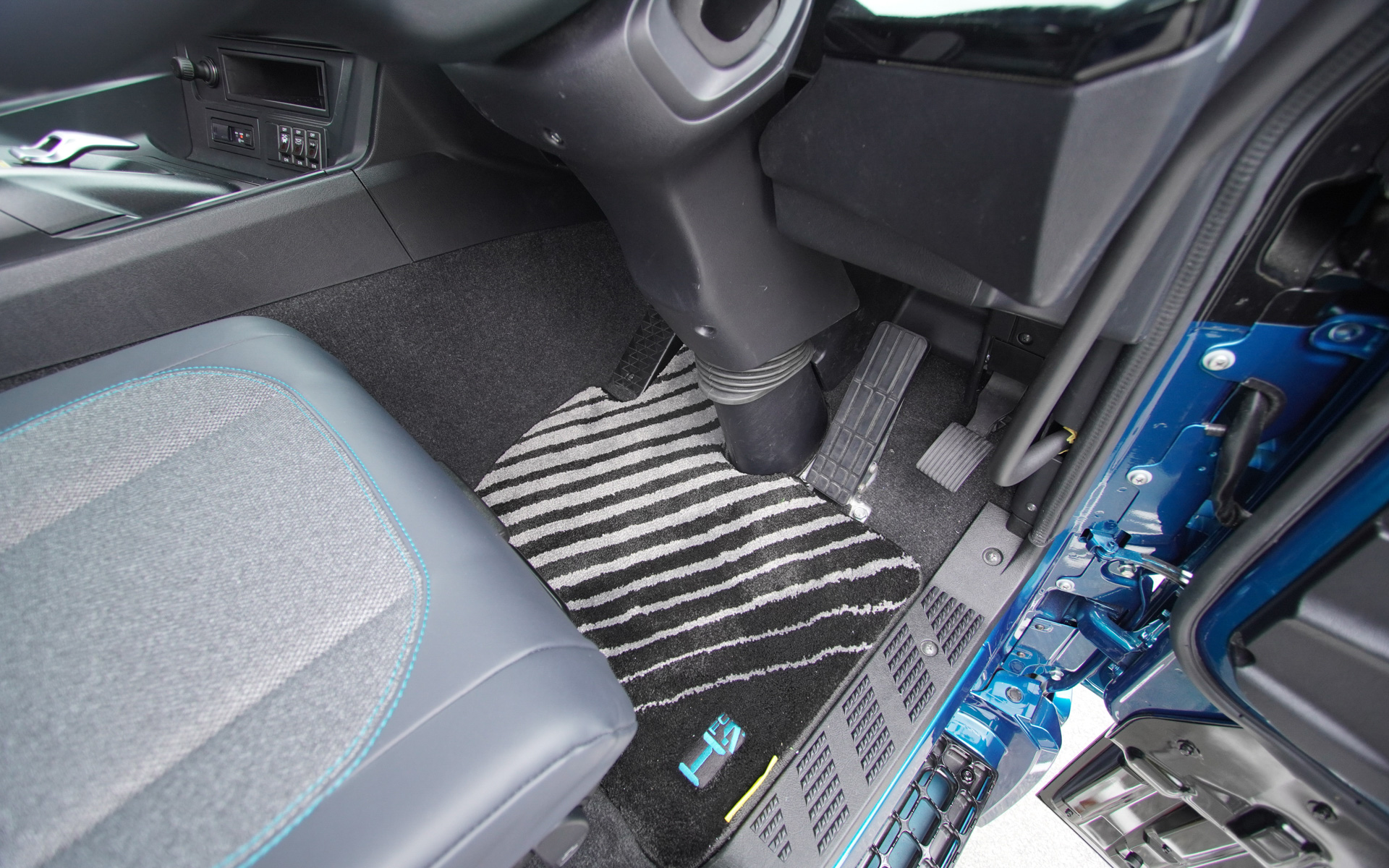 H2FCのペダル類。ディーゼル車と同じだ