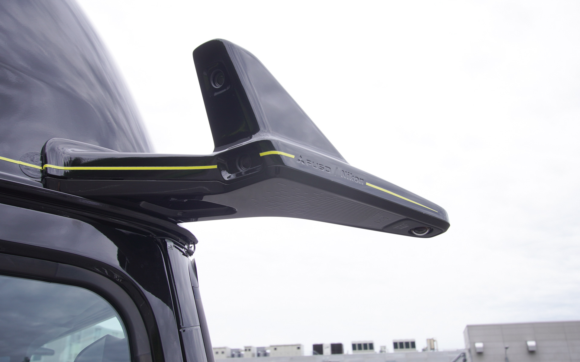 ニコンと共同開発の電子ミラー。ニコンのロゴも見える