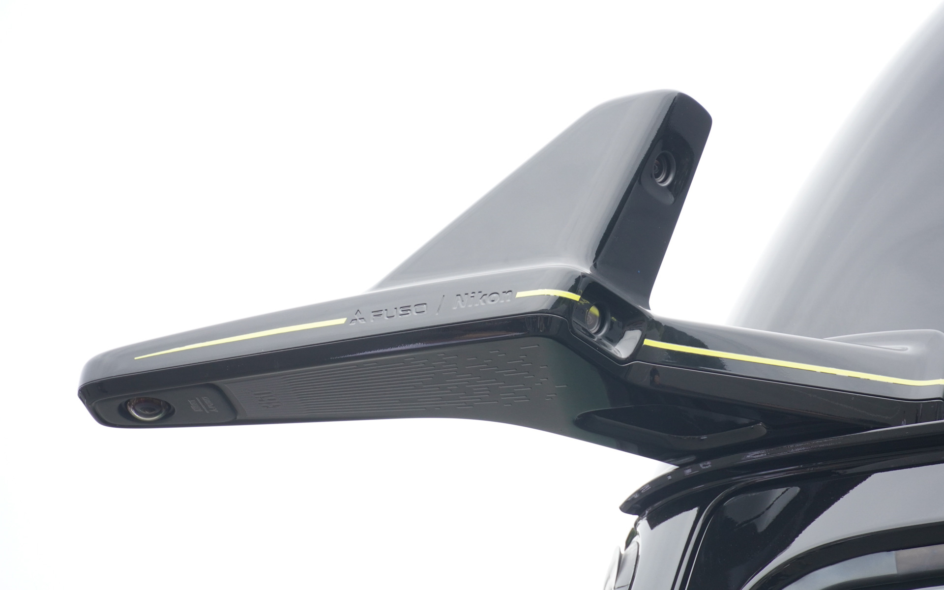 ニコンと共同開発の電子ミラー。ニコンのロゴも見える