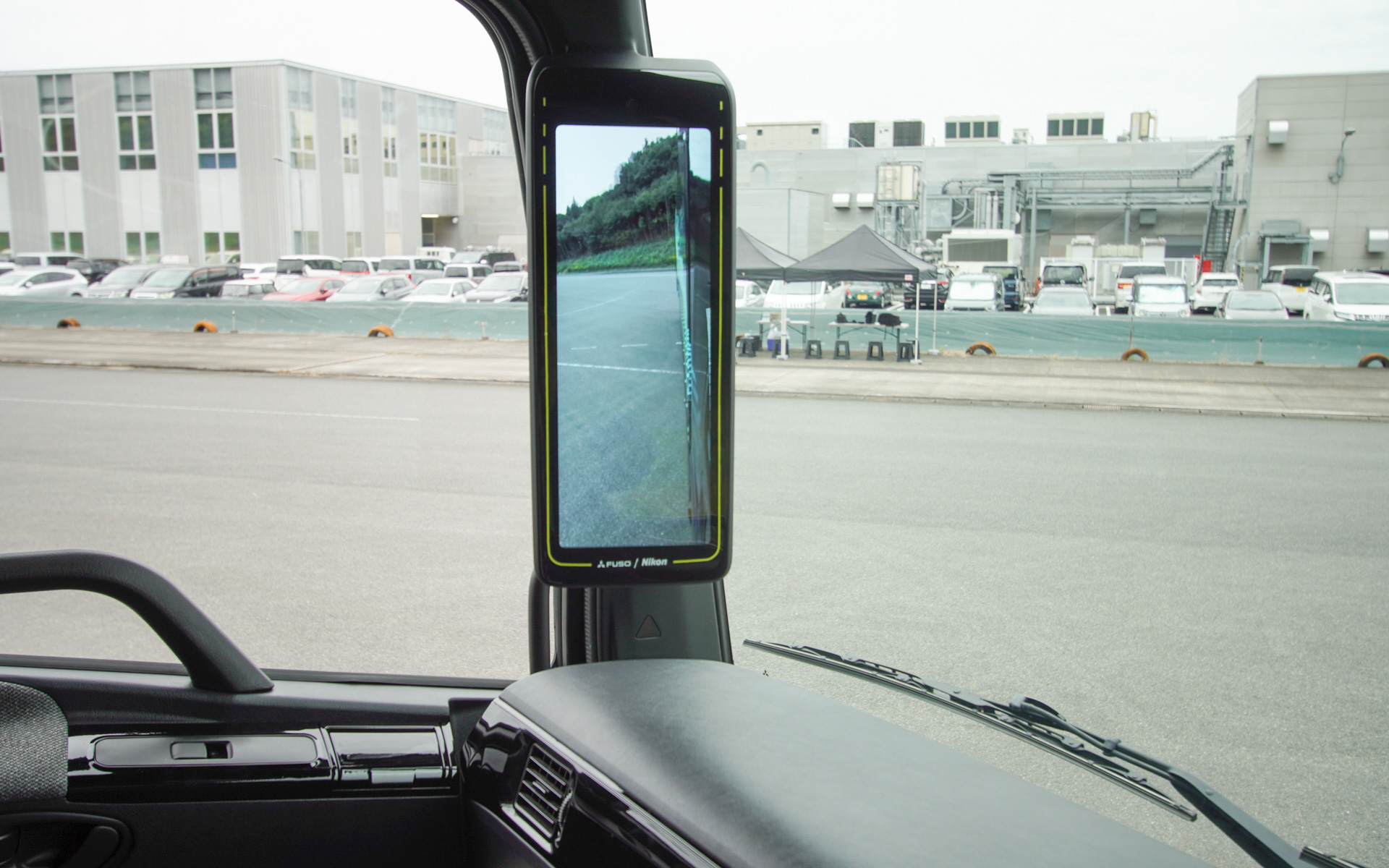 写真でわからないが、特殊なディスプレイの肉眼で見ると遠近感を感じる