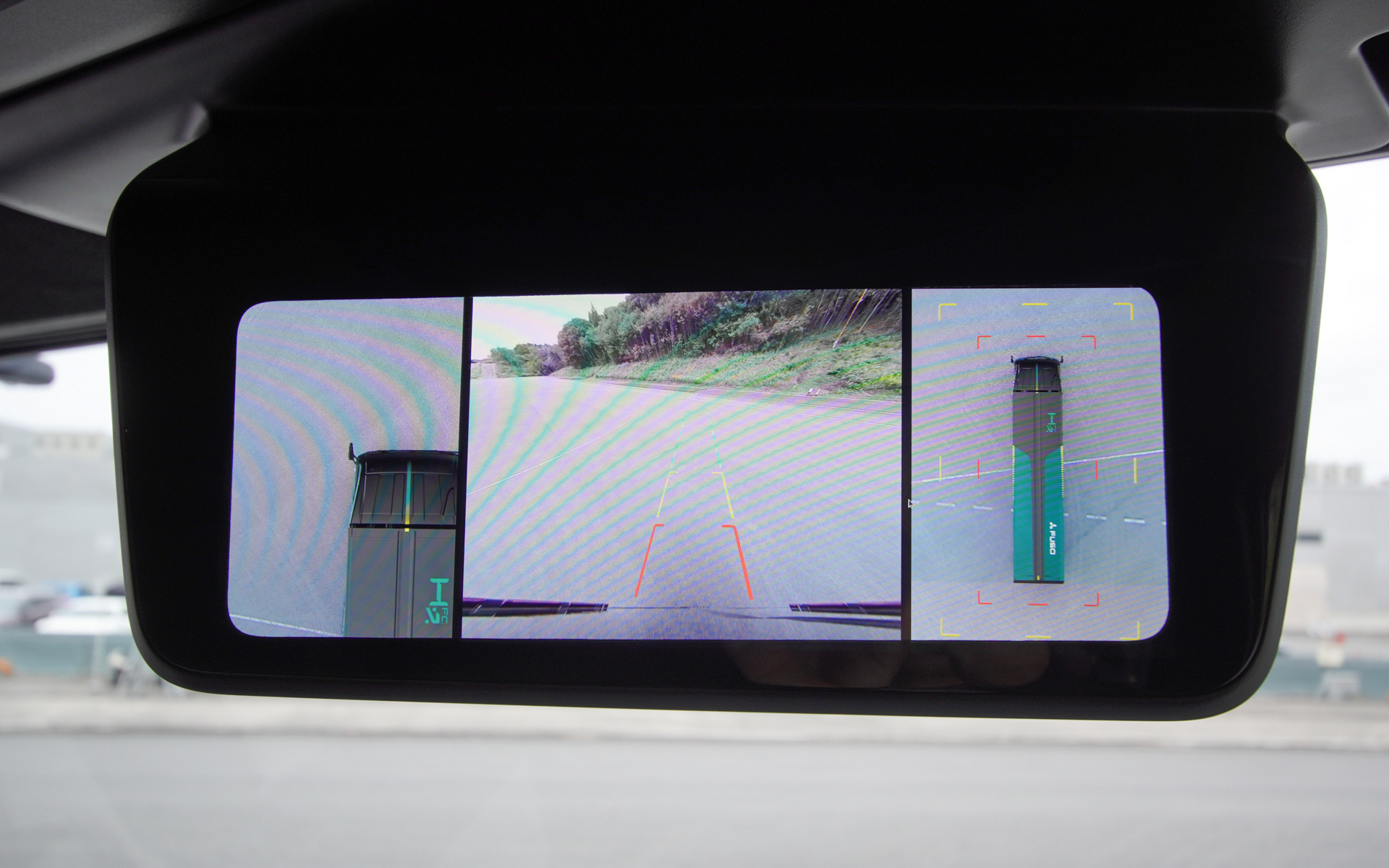 右が360度表示。中央がリアビュー、左が左側の拡大