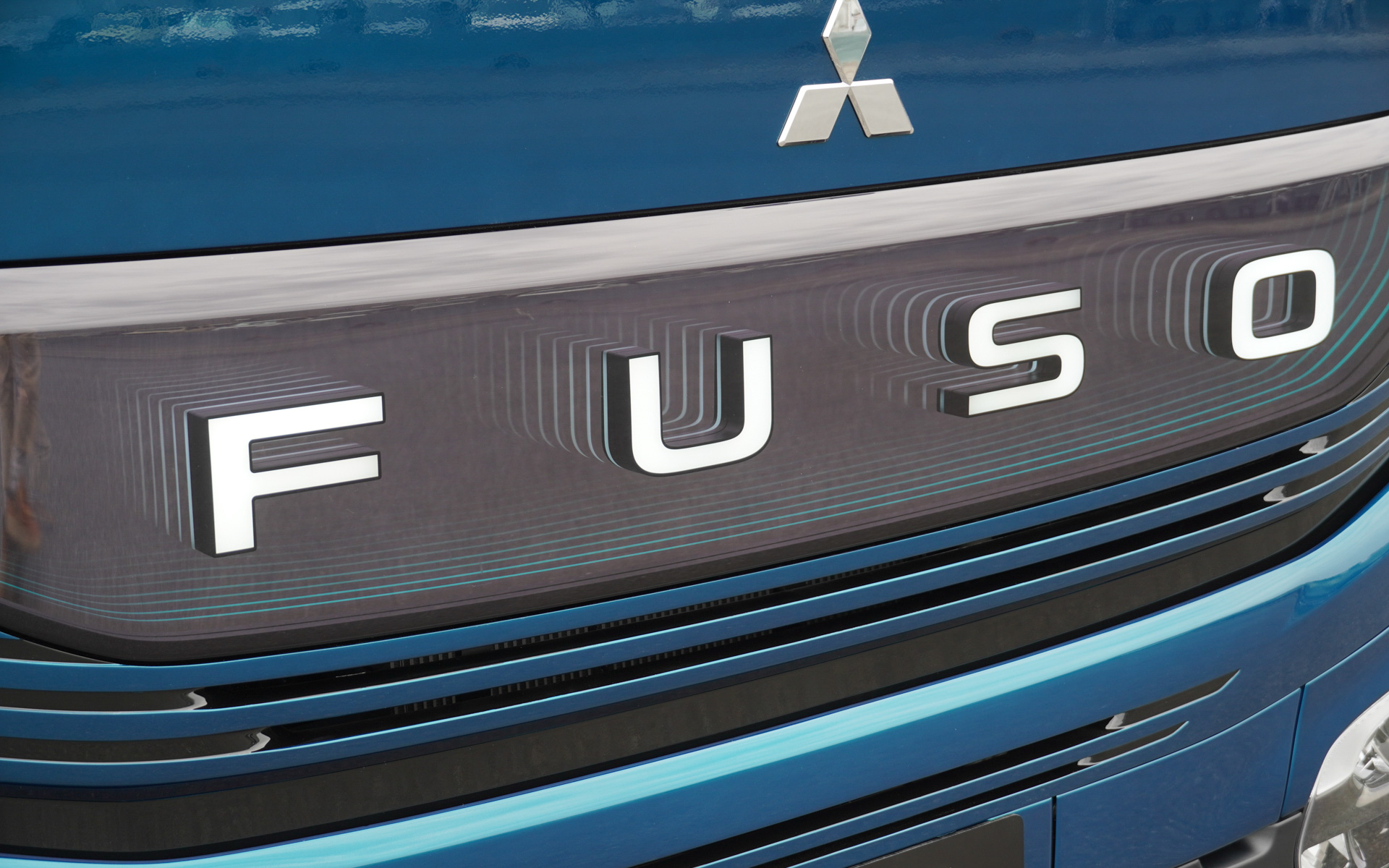 H2FCのグリルはFUSOの文字が奥行きがあるように見えるもの。ロゴ下のブルーが光っていて、点灯状態を変化させられる