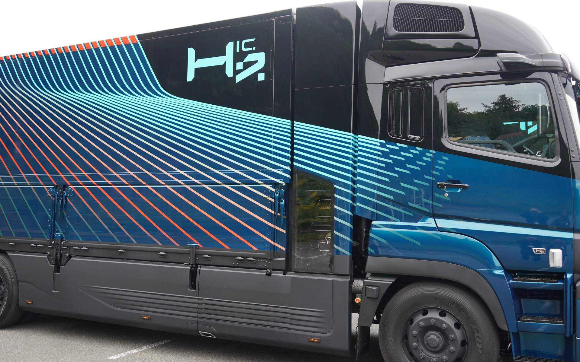 H2ICのキャブ後ろには水素タンクがある。気体貯蔵の場合は水素タンクスペースで積載スペースが減少する