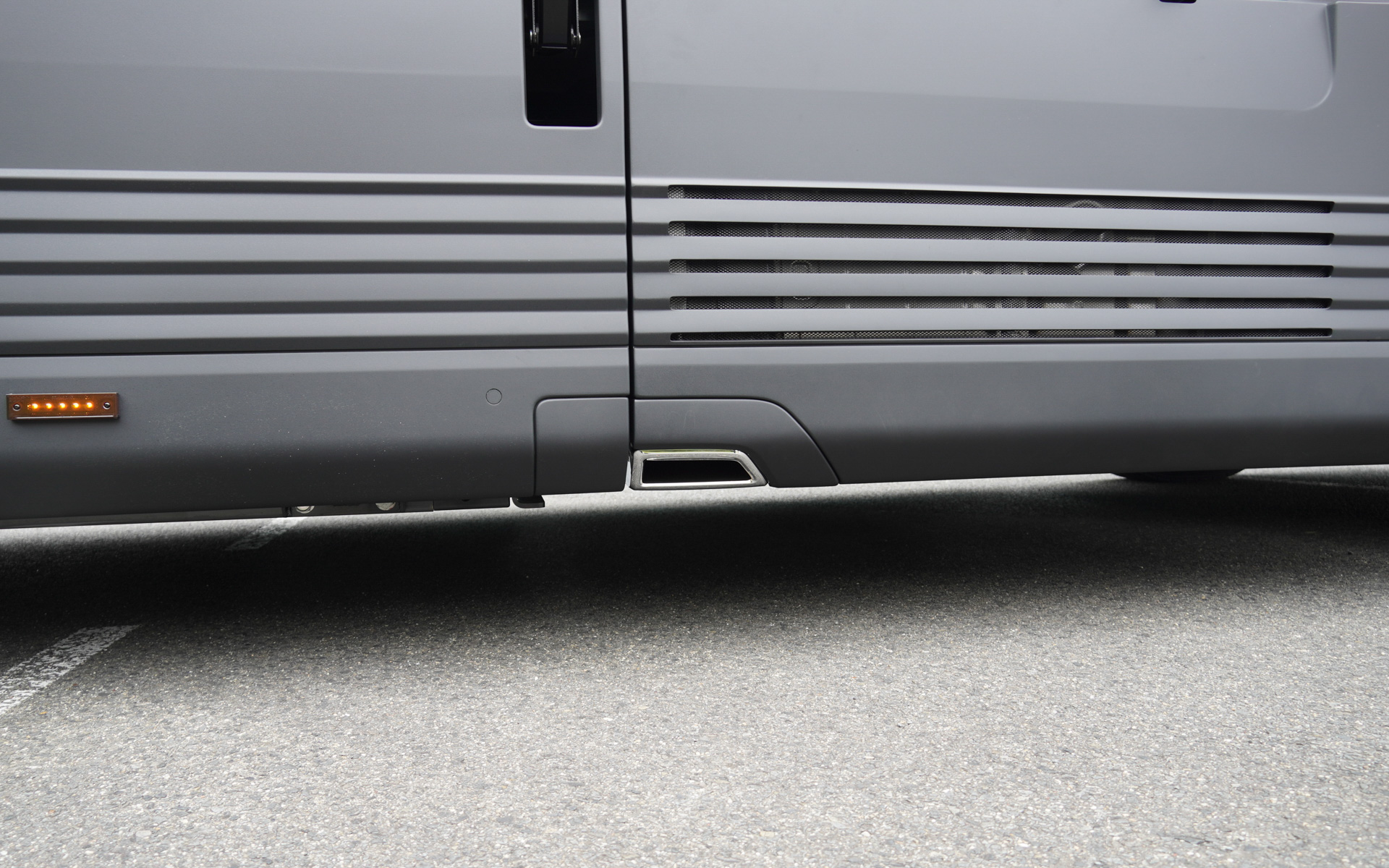 水素エンジンからの排出ガスは右側の比較的前のほうにある