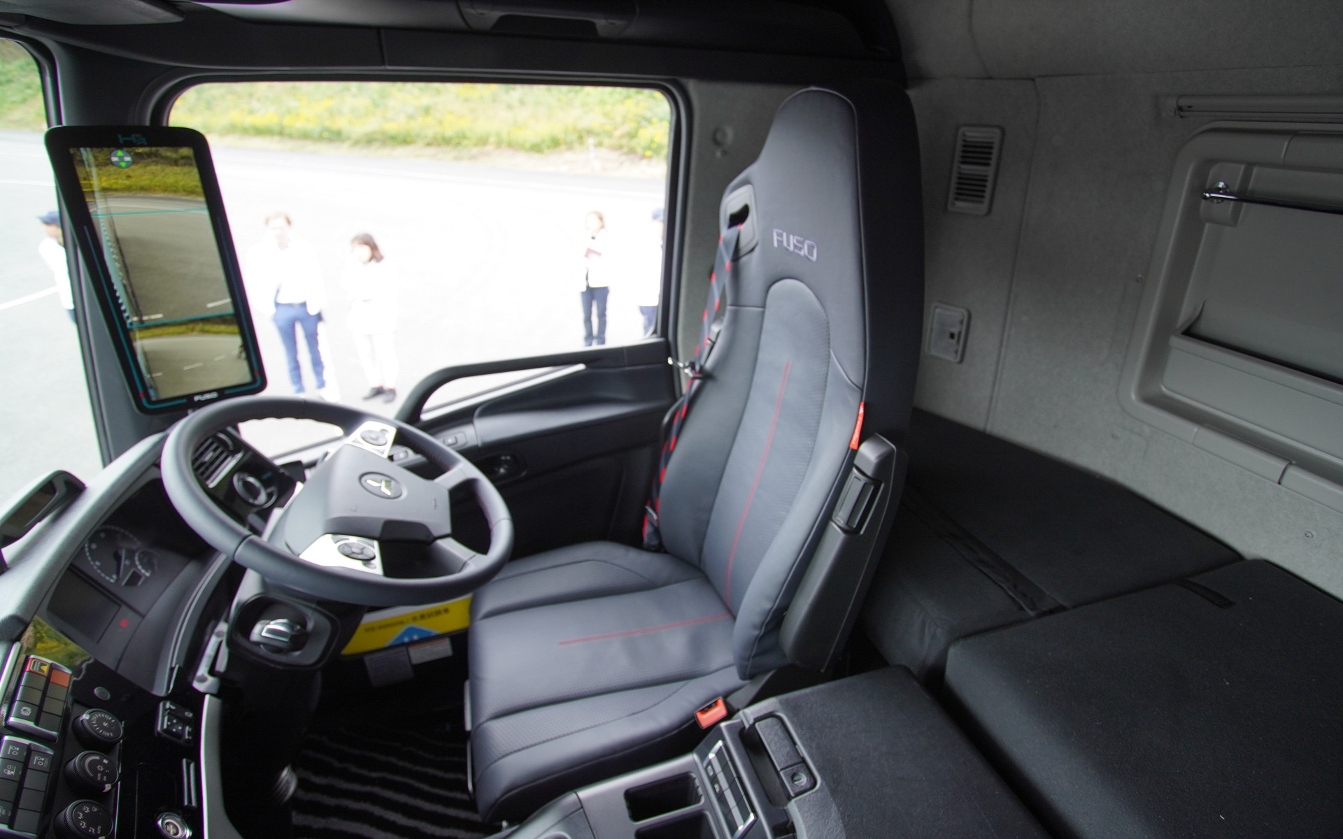 シートにはリサイクルレザーを採用