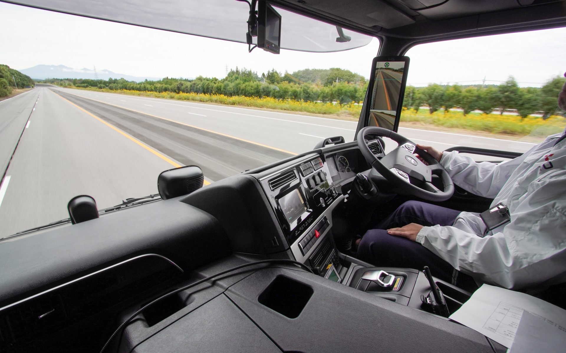 助手席で走りの様子を確認。普通に走行し、ディーゼル車よりも音が少し小さい