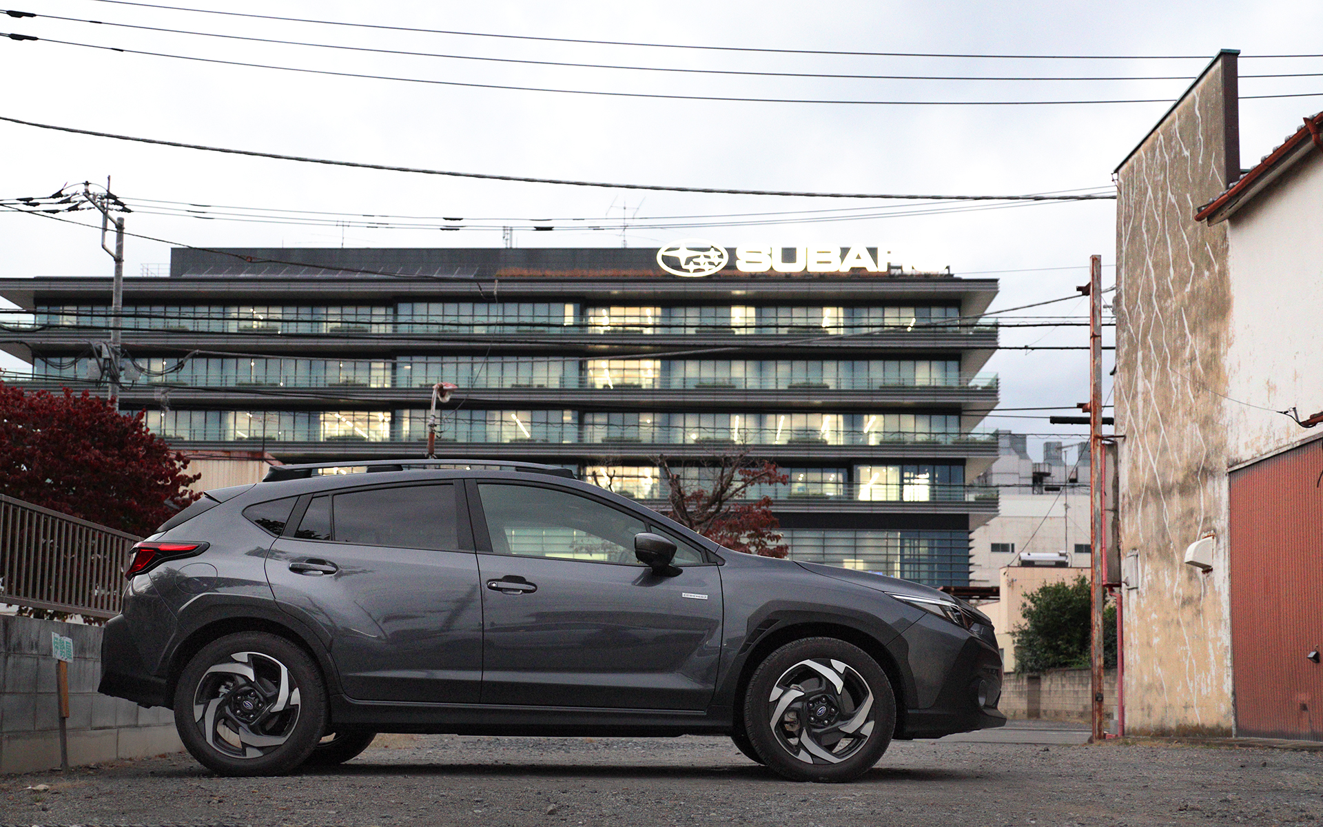 スバル乗りの“心のふるさと”、群馬製作所本工場をバックに連載スタート！