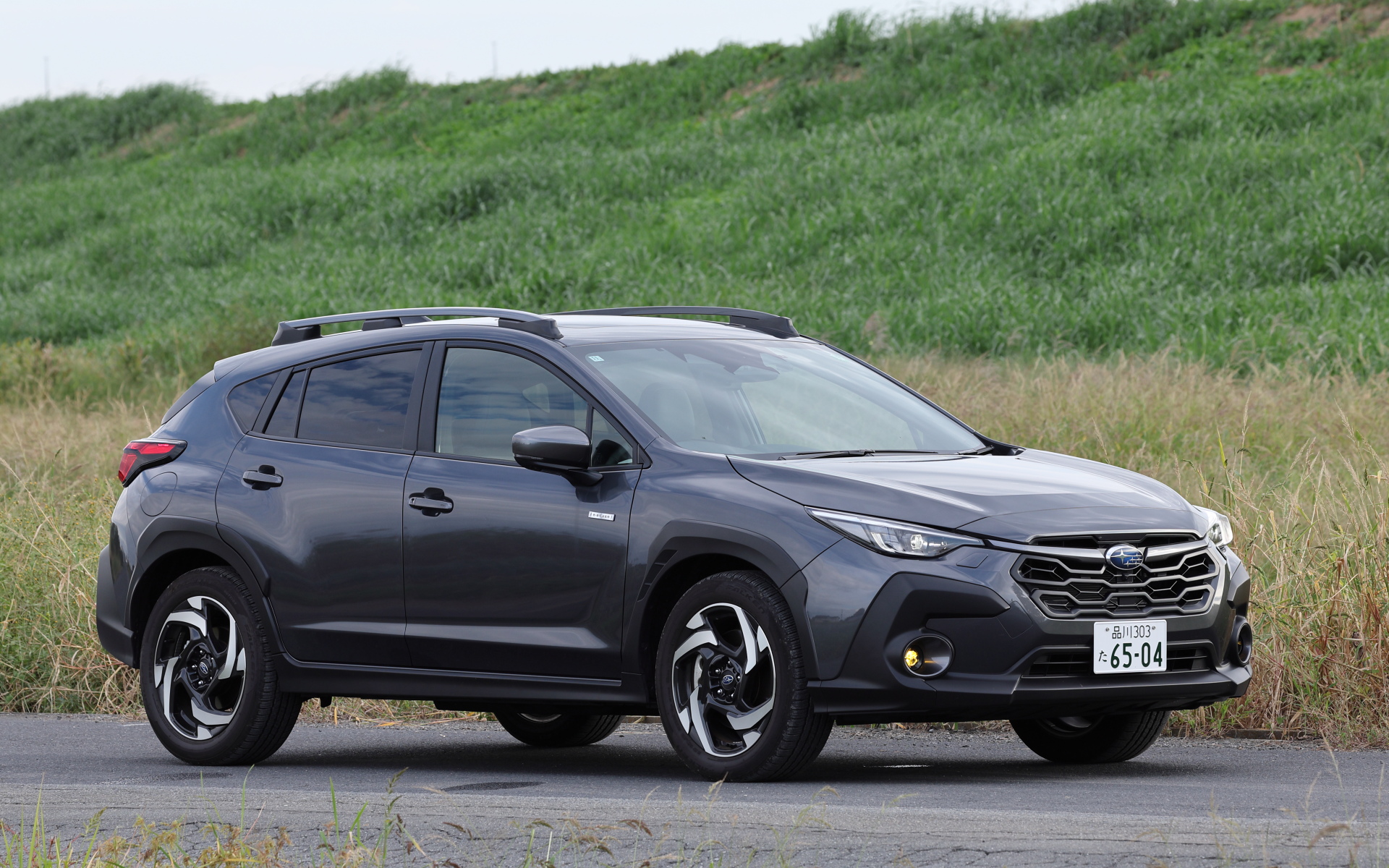 相棒のクロストレック Premium S:HEV EX。車両本体価格は435万500円で、405万3500円のベース車に、29万7000円分のメーカーオプション（グレーの本革シート、電動チルト＆スライド式サンルーフ、AC100V/1500Wのアクセサリーコンセント、ルーフレール）が装着されている仕様